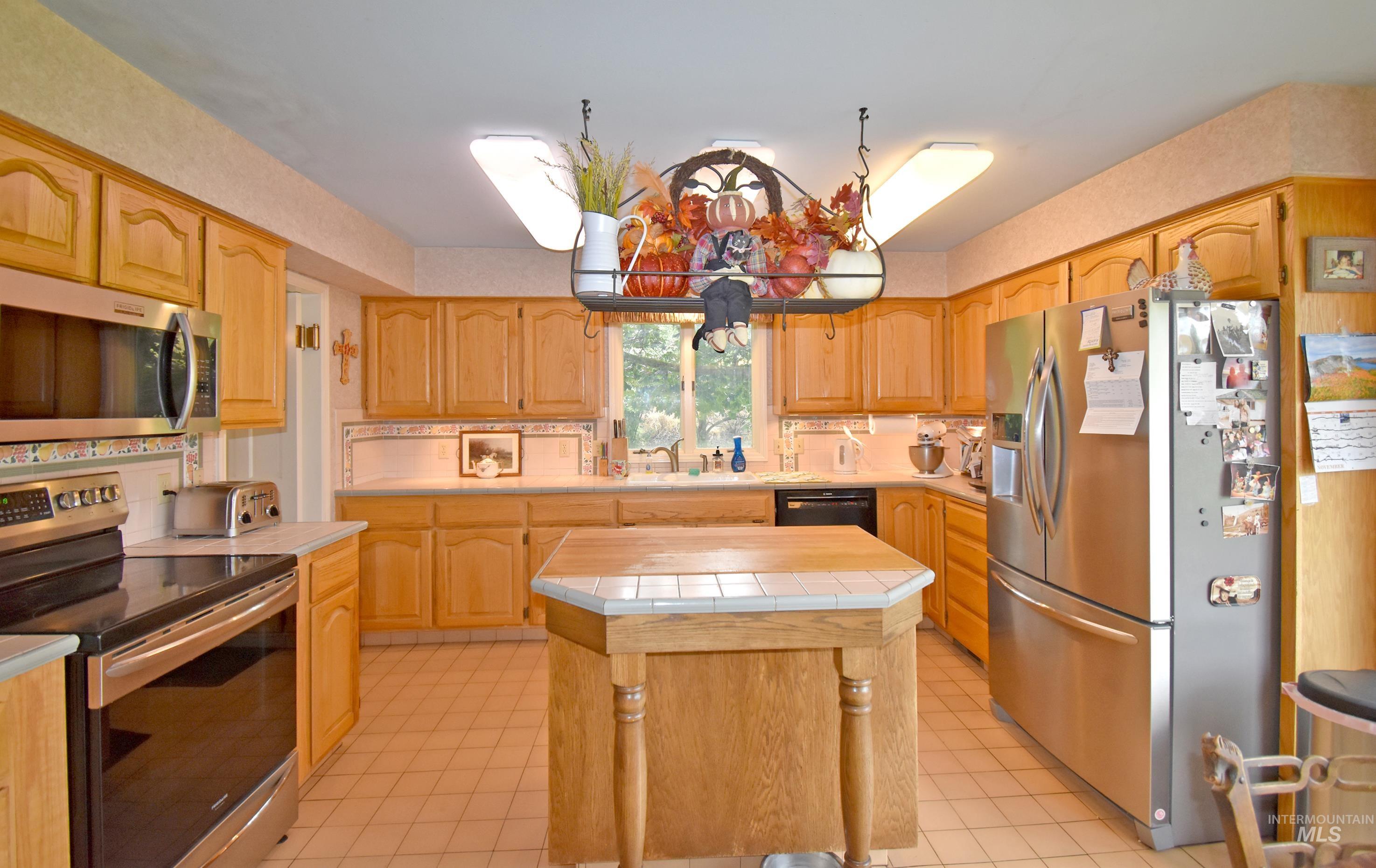 531 Silcott Road, Clarkston, Washington 99403, 3 Bedrooms, 2.5 Bathrooms, Residential For Sale, Price $1,500,000,MLS 98961508