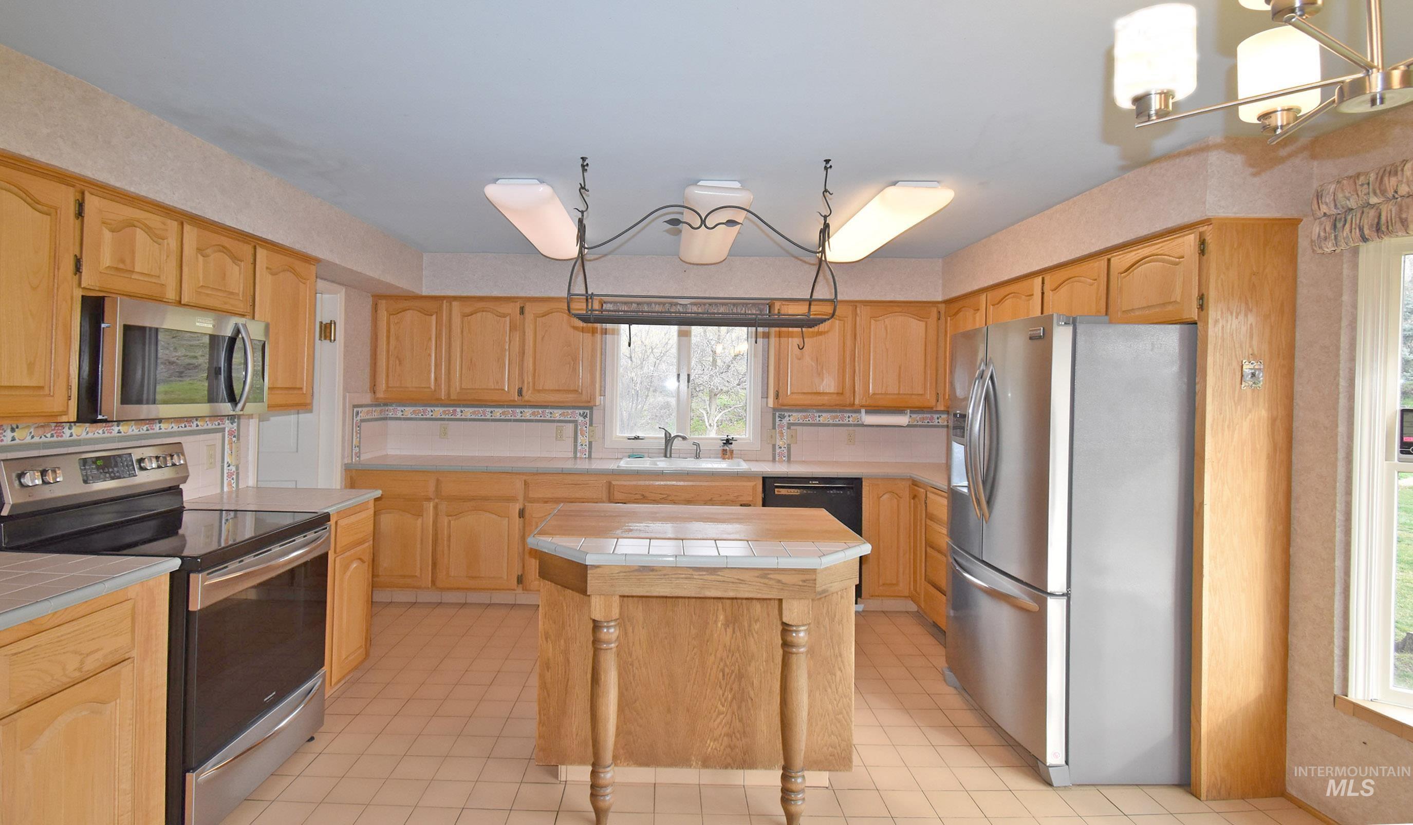 531 Silcott Road, Clarkston, Washington 99403, 3 Bedrooms, 2.5 Bathrooms, Residential For Sale, Price $995,000, 98961508