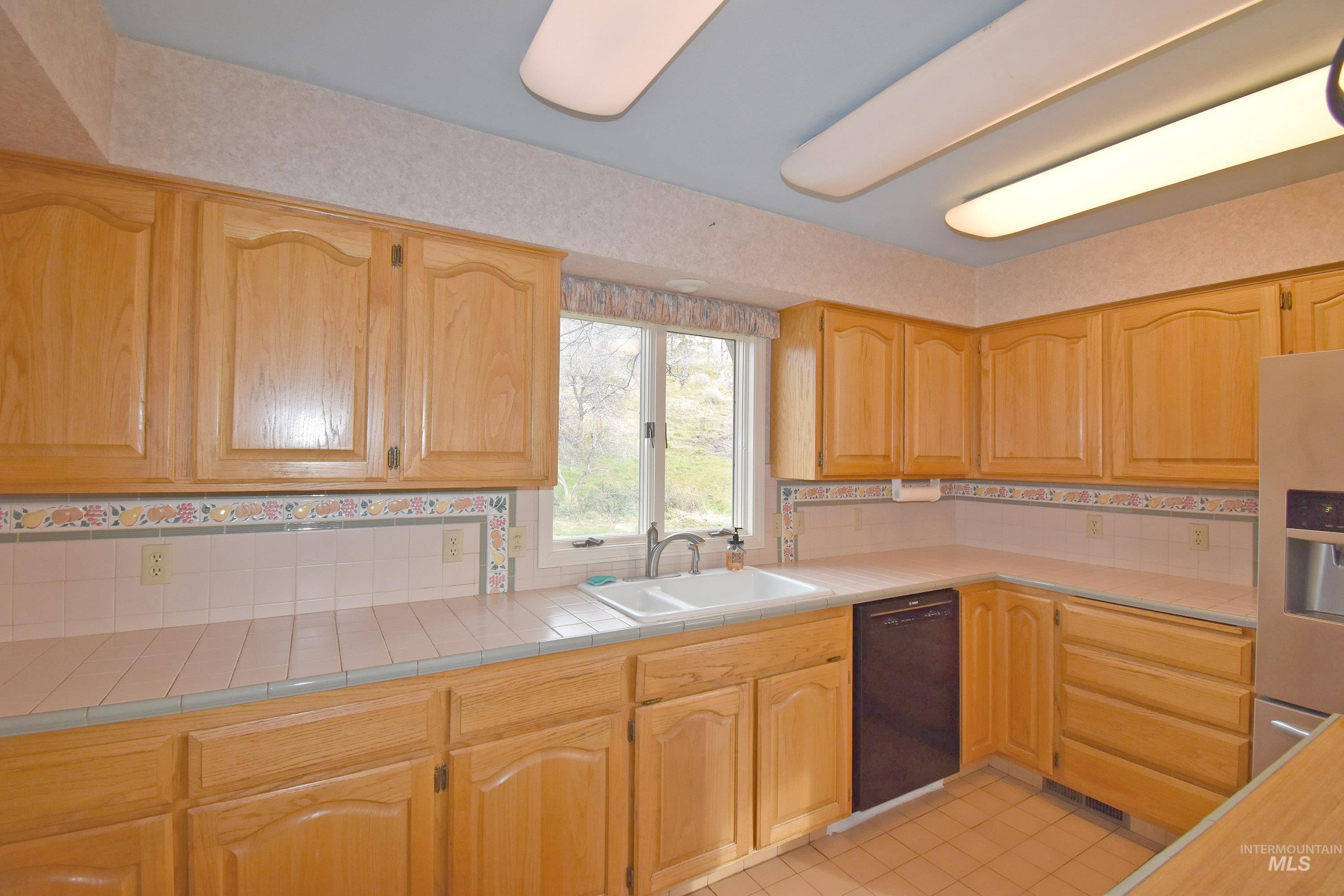 531 Silcott Road, Clarkston, Washington 99403, 3 Bedrooms, 2.5 Bathrooms, Residential For Sale, Price $995,000, 98961508