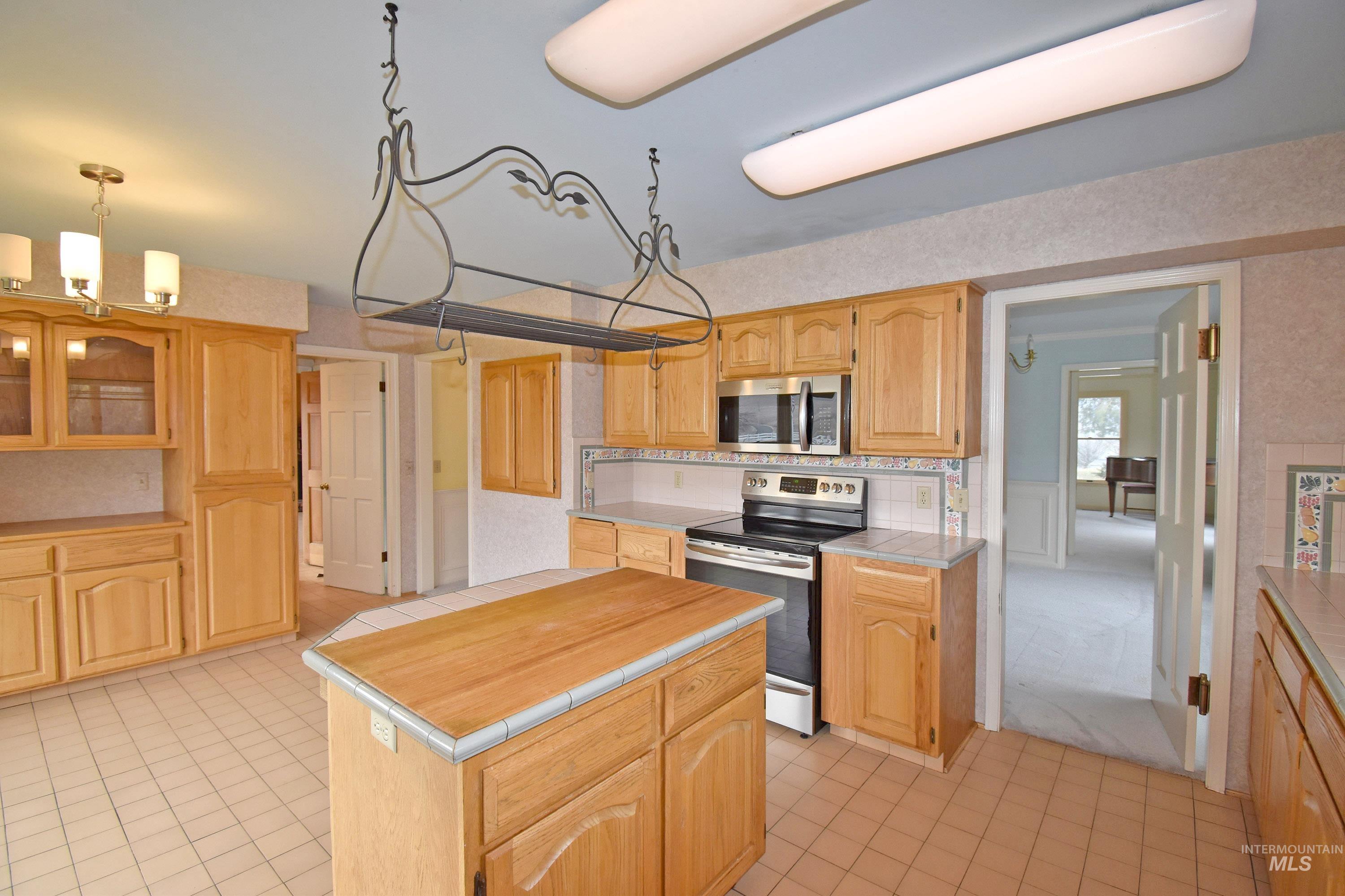 531 Silcott Road, Clarkston, Washington 99403, 3 Bedrooms, 2.5 Bathrooms, Residential For Sale, Price $995,000, 98961508