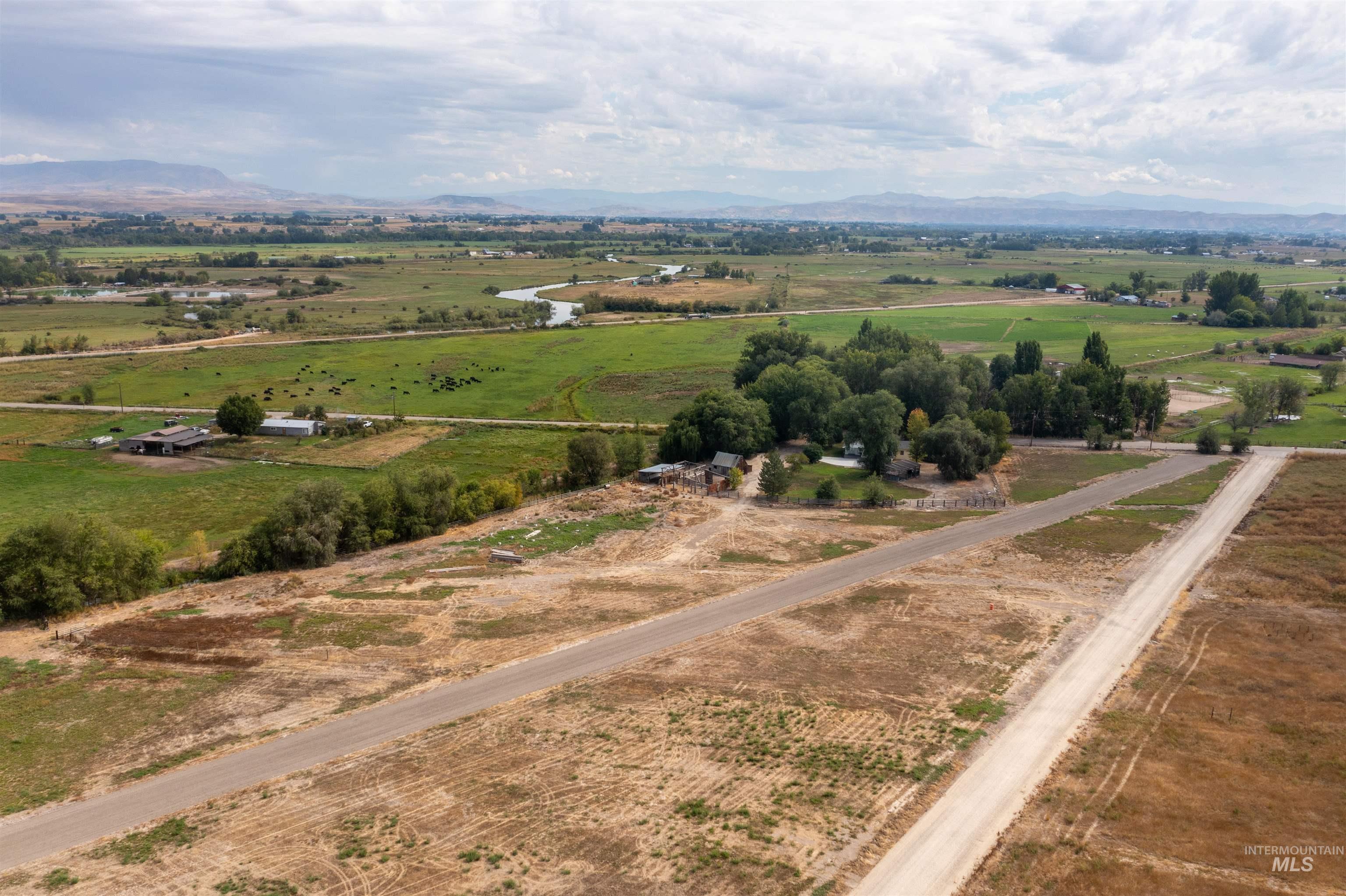 2333 Berglund, Emmett, Idaho 83617, 2 Bedrooms, 1 Bathroom, Residential For Sale, Price $609,000, 98961710