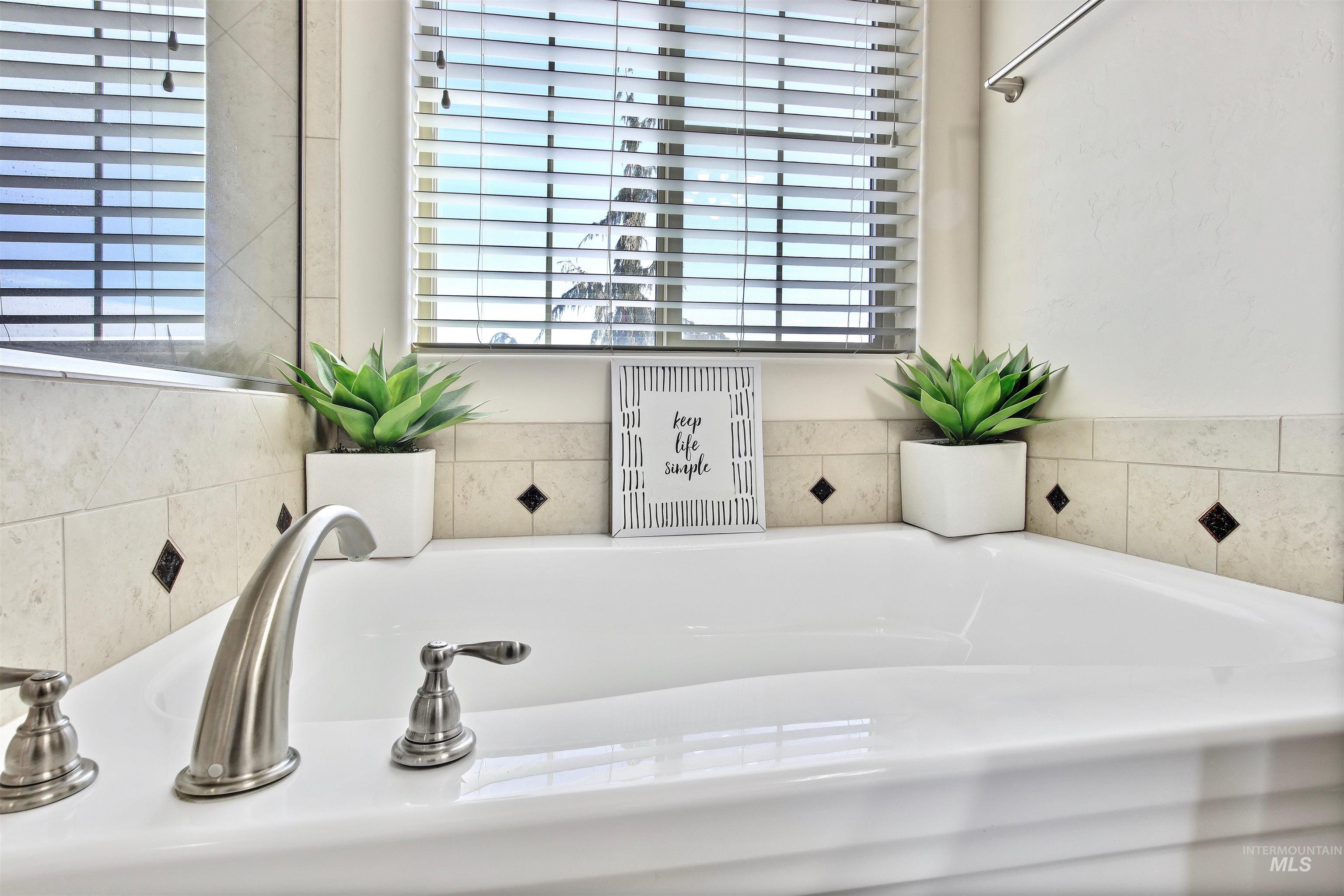 4631 N Adale Ave, Meridian, Idaho 83646, 5 Bedrooms, 3 Bathrooms, Residential For Sale, Price $569,900,MLS 98961717