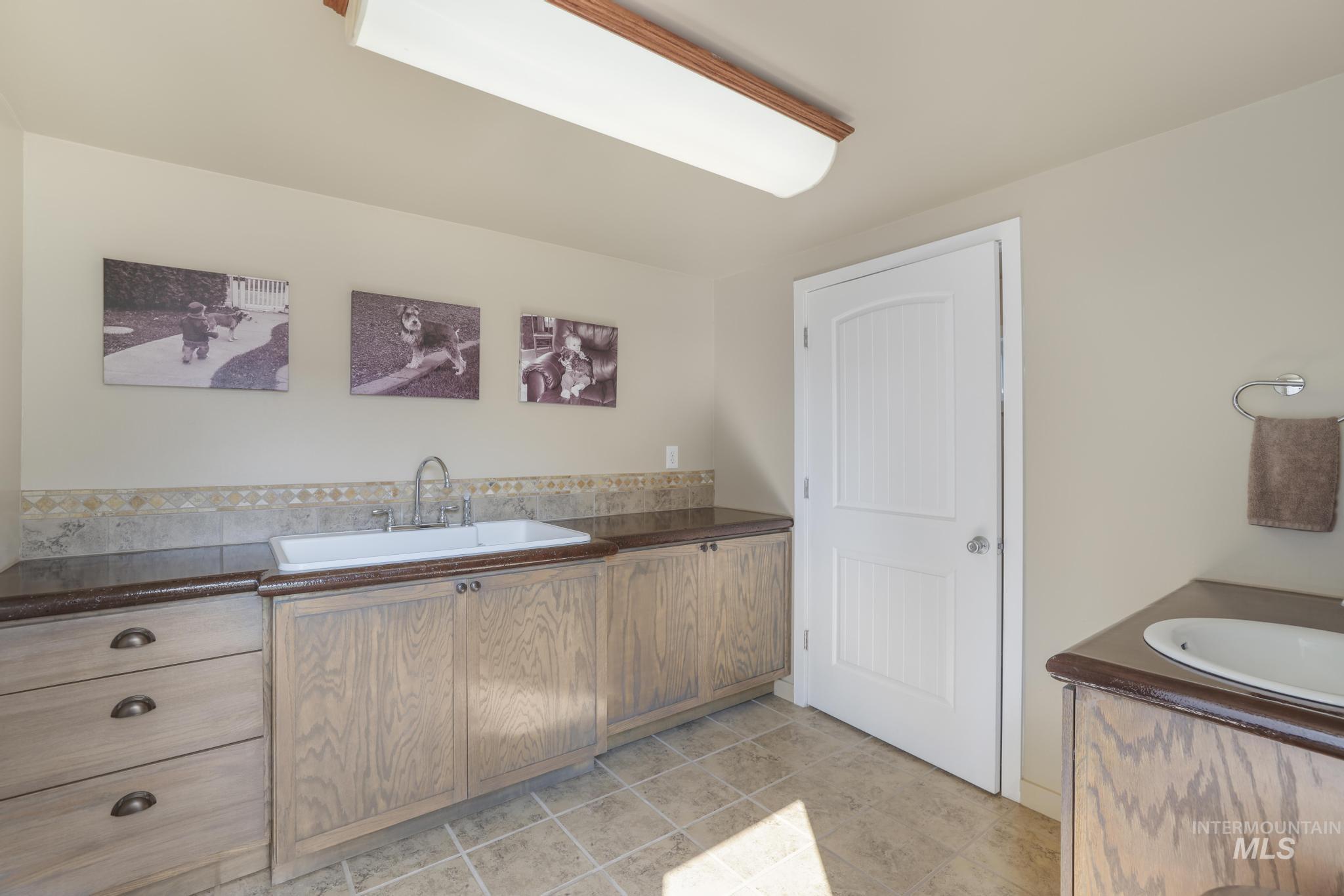 916 Hankins Rd N, Twin Falls, Idaho 83301, 3 Bedrooms, 4 Bathrooms, Residential For Sale, Price $750,000,MLS 98961760