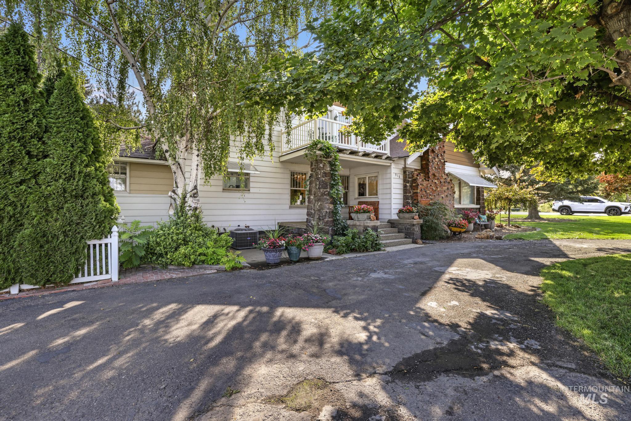 916 Hankins Rd N, Twin Falls, Idaho 83301, 3 Bedrooms, 4 Bathrooms, Residential For Sale, Price $750,000,MLS 98961760