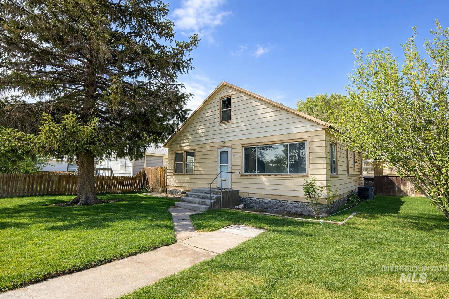 444 E 4th Ave, Glenns Ferry, Idaho 83623, 5 Bedrooms, 2 Bathrooms, Residential For Sale, Price $249,900,MLS 98961845