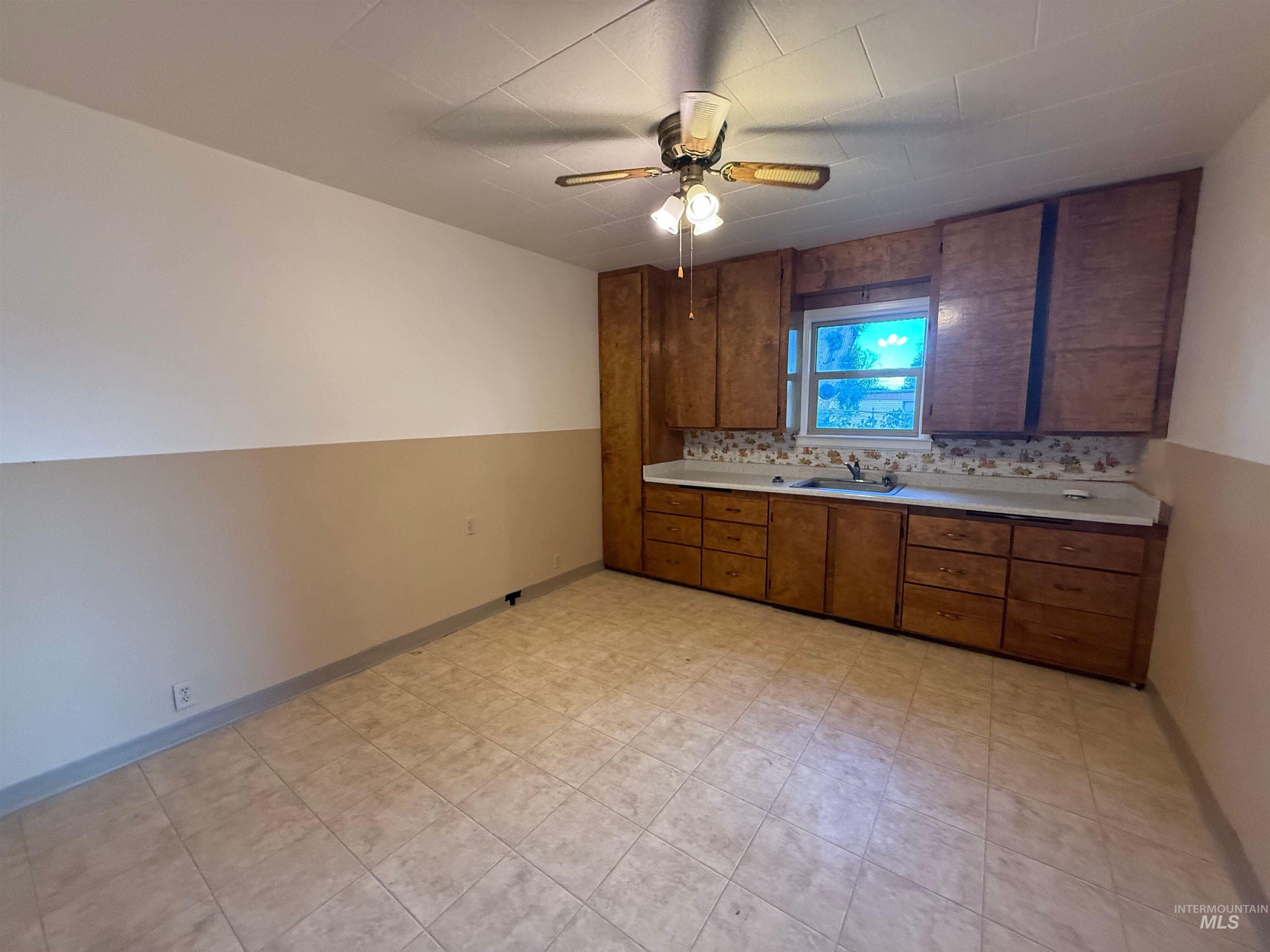 444 E 4th Ave, Glenns Ferry, Idaho 83623, 5 Bedrooms, 2 Bathrooms, Residential For Sale, Price $249,900,MLS 98961845