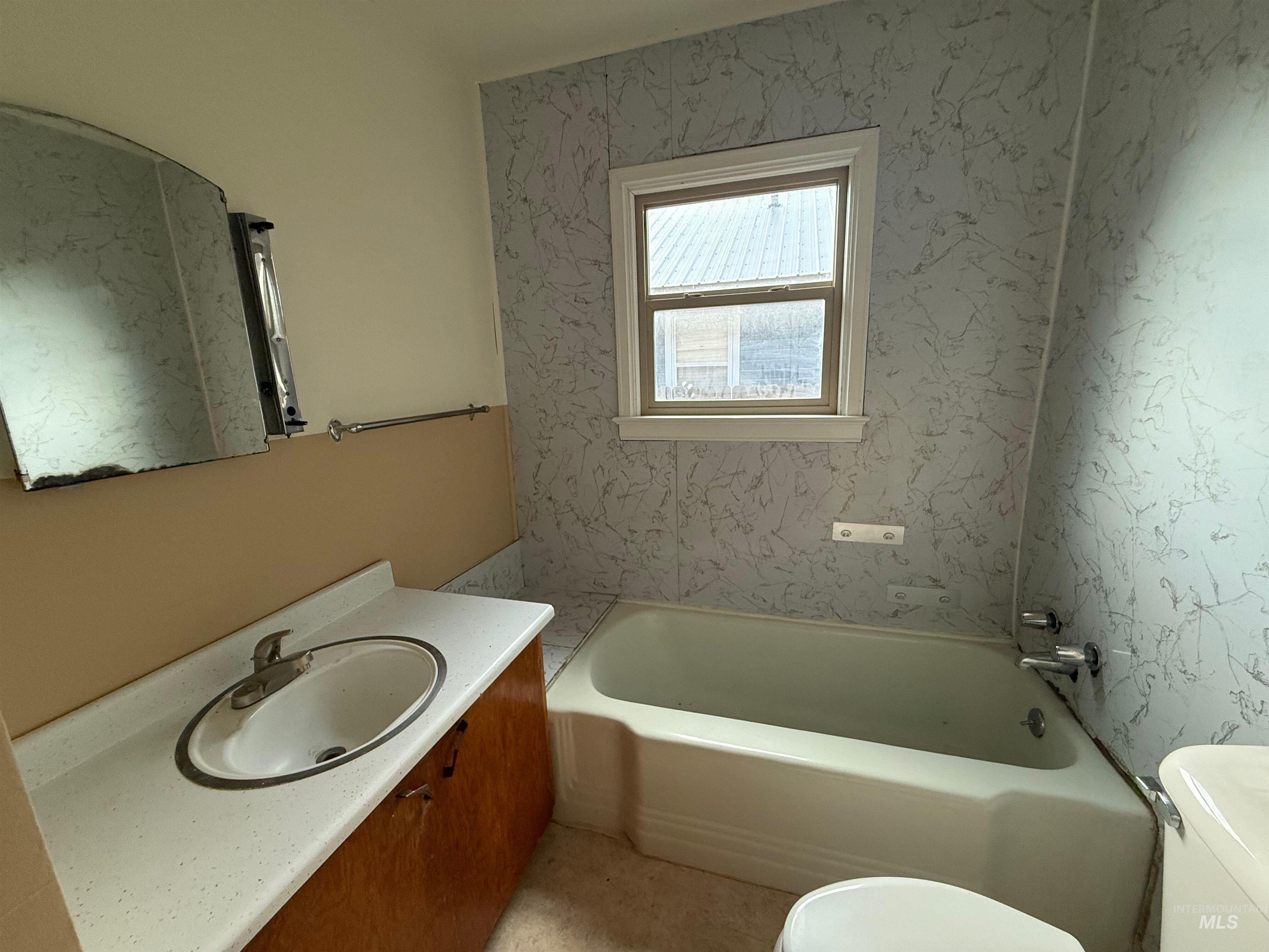 444 E 4th Ave, Glenns Ferry, Idaho 83623, 5 Bedrooms, 2 Bathrooms, Residential For Sale, Price $249,900,MLS 98961845