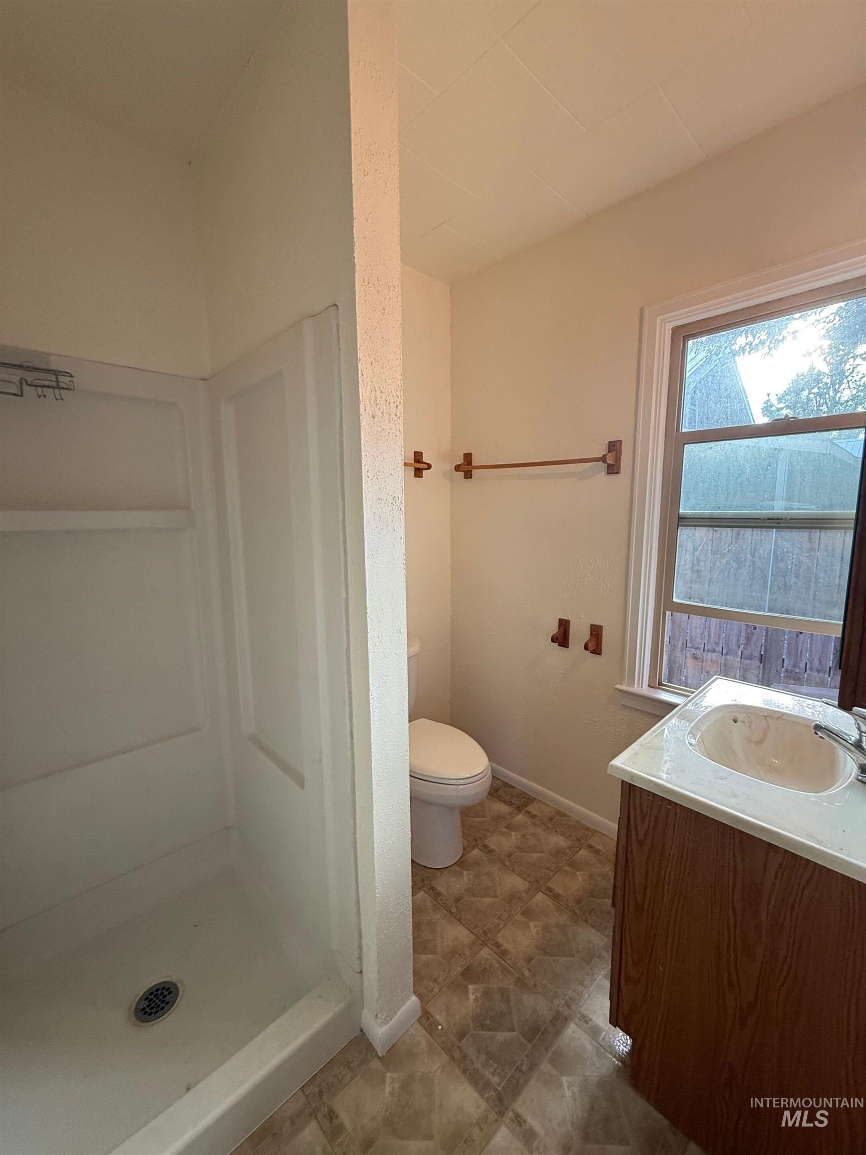 444 E 4th Ave, Glenns Ferry, Idaho 83623, 5 Bedrooms, 2 Bathrooms, Residential For Sale, Price $249,900,MLS 98961845