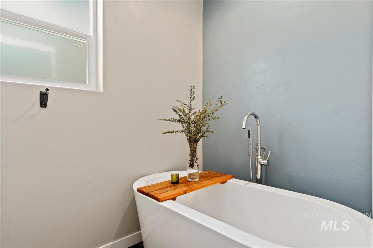 34 Deirdre Dr, Horseshoe Bend, Idaho 83629, 4 Bedrooms, 2.5 Bathrooms, Residential For Sale, Price $1,380,000,MLS 98961849