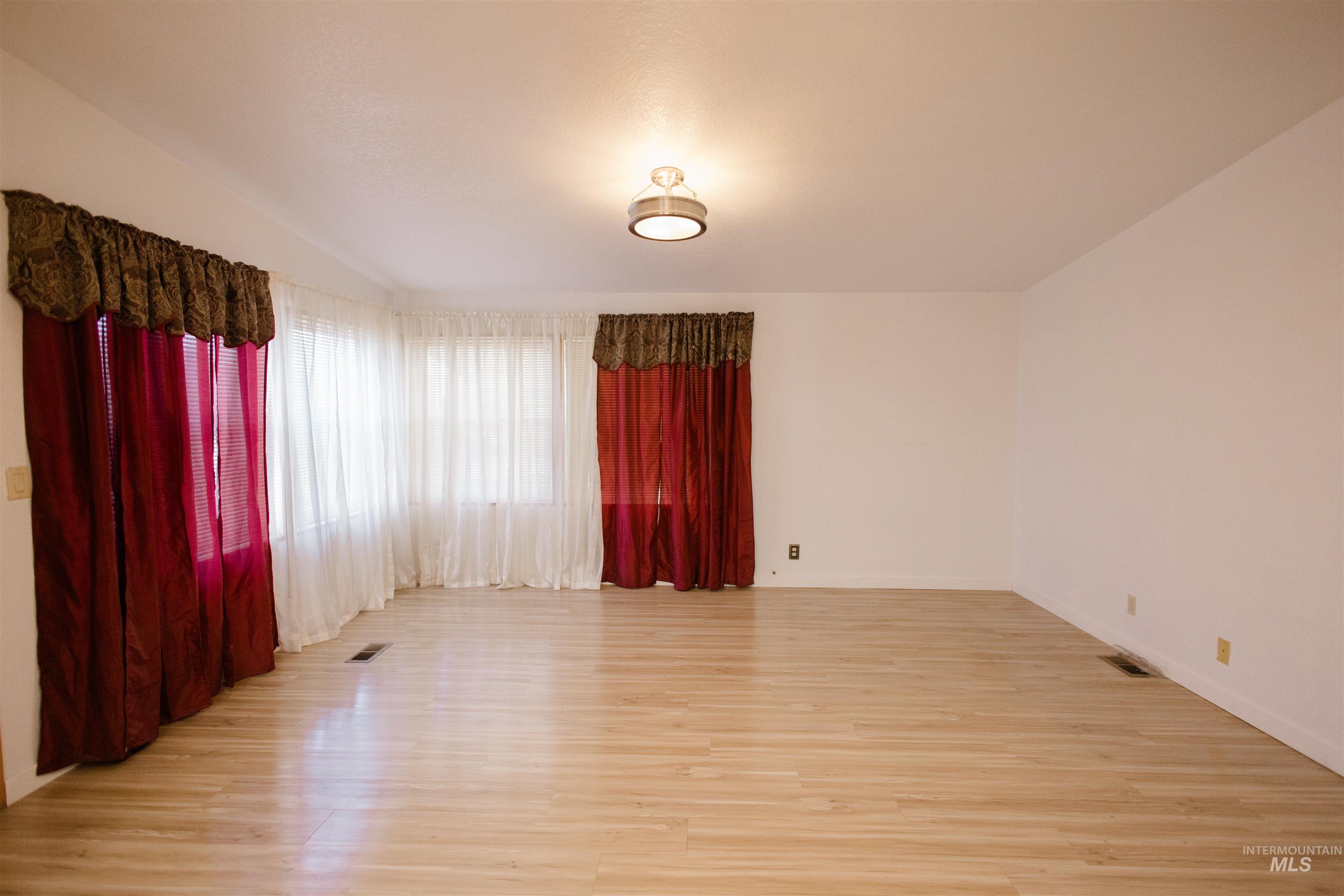 914 NE Beaman, Mountain Home, Idaho 83647, 3 Bedrooms, 2 Bathrooms, Residential For Sale, Price $520,000,MLS 98961862