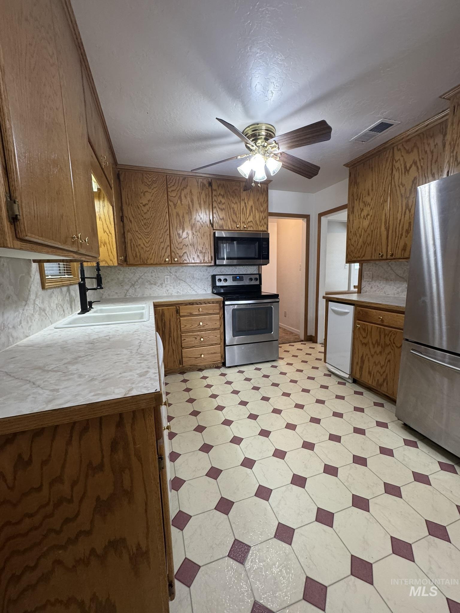 431 N Bracken Street, Twin Falls, Idaho 83301, 4 Bedrooms, 1 Bathroom, Residential For Sale, Price $285,000,MLS 98961866