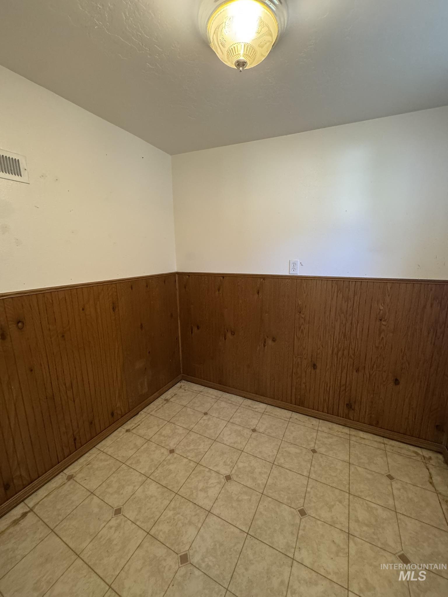 431 N Bracken Street, Twin Falls, Idaho 83301, 4 Bedrooms, 1 Bathroom, Residential For Sale, Price $285,000,MLS 98961866