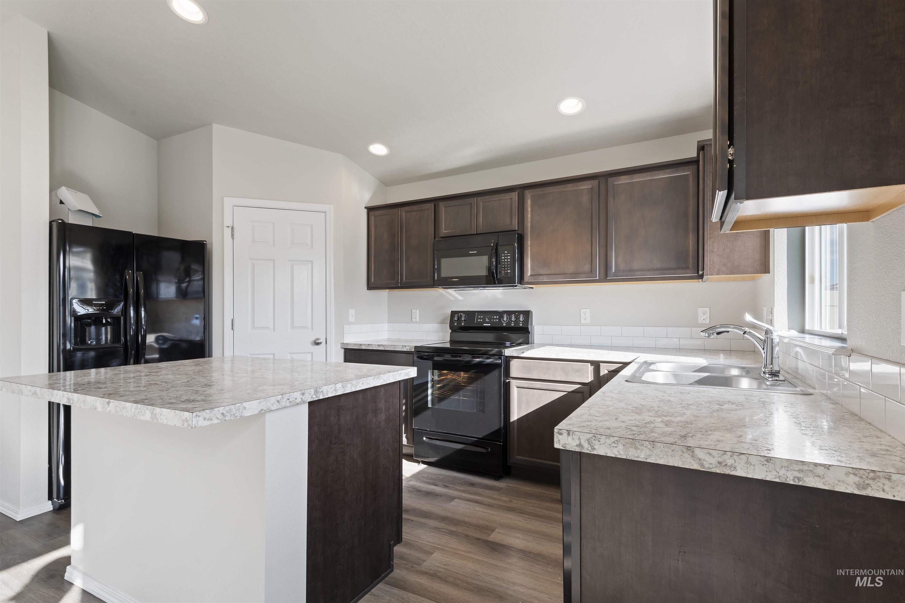 3086 N Saratov Way, Kuna, Idaho 83634-4856, 4 Bedrooms, 2 Bathrooms, Residential For Sale, Price $409,990,MLS 98961869