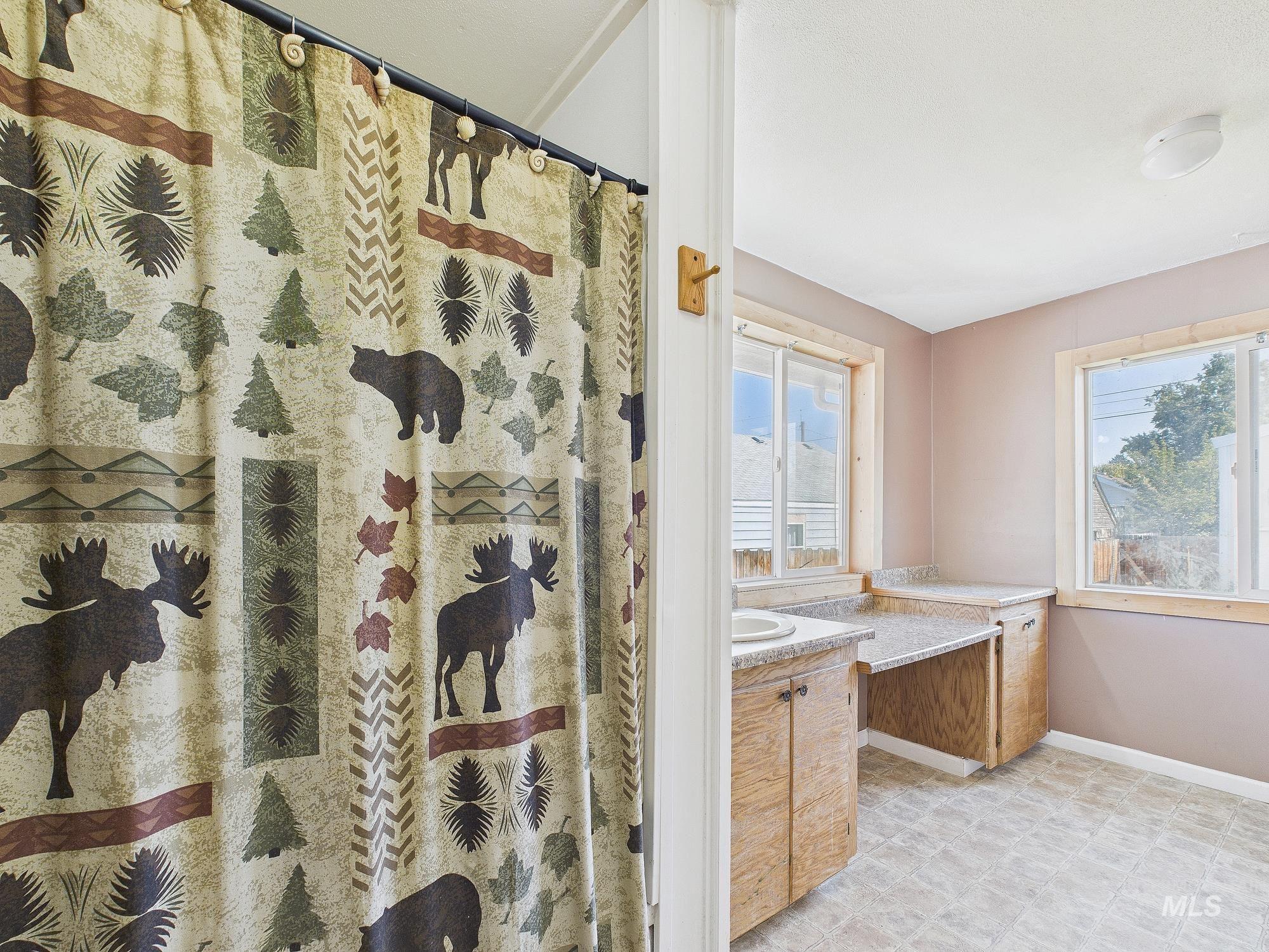 705 12th Street, Clarkston, Washington 99403, 4 Bedrooms, 2 Bathrooms, Residential For Sale, Price $325,000,MLS 98961933