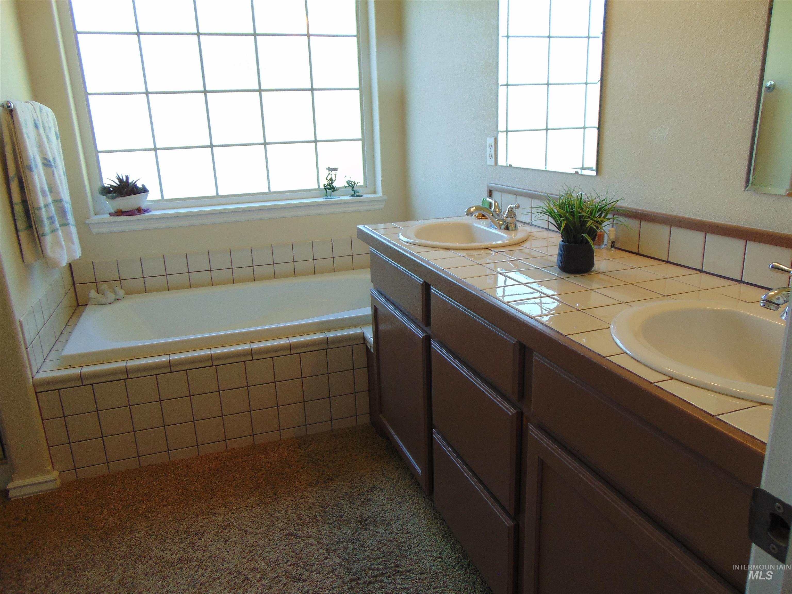 2543 Lauren Dr., Ontario, Oregon 97914, 4 Bedrooms, 2.5 Bathrooms, Residential For Sale, Price $511,000, 98961942