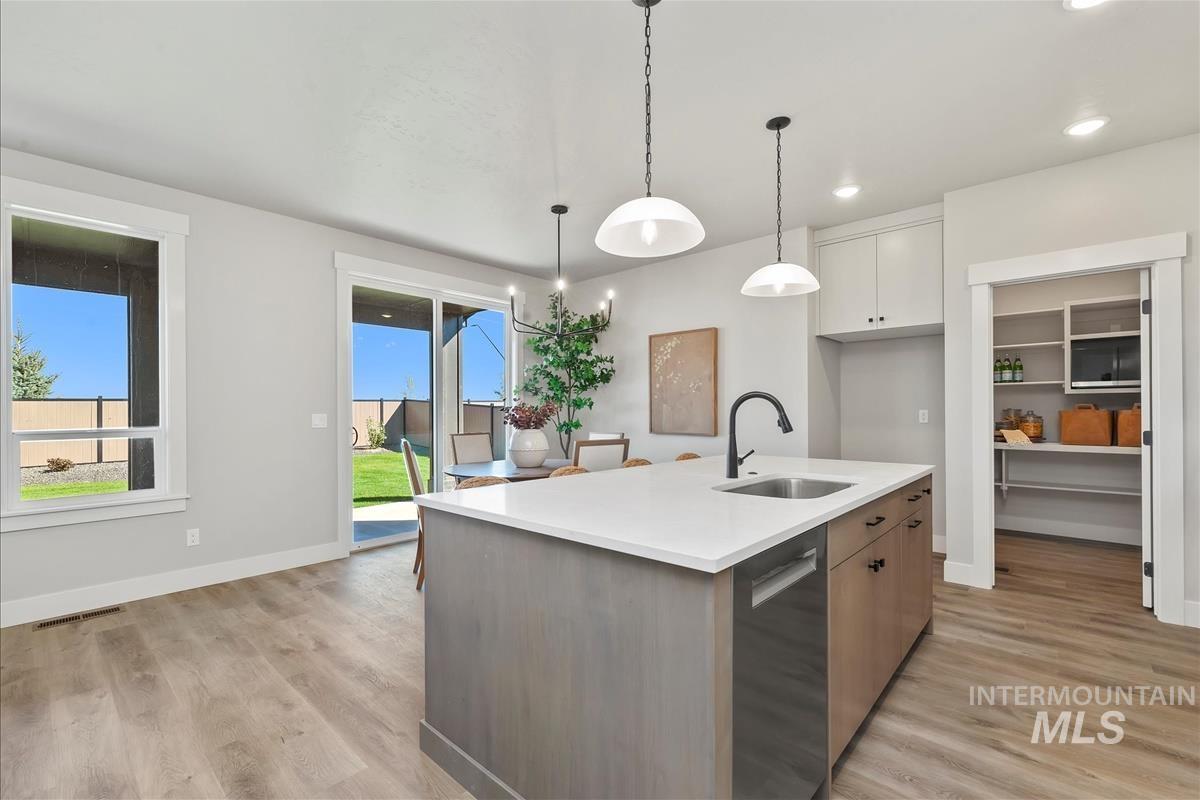 6672 W Los Flores Dr, Meridian, Idaho 83646, 3 Bedrooms, 2.5 Bathrooms, Residential For Sale, Price $569,900,MLS 98962229