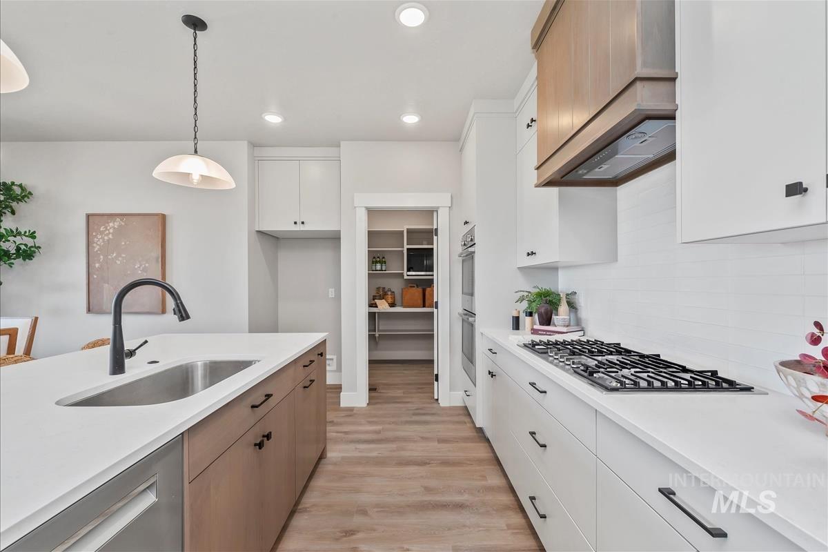 6672 W Los Flores Dr, Meridian, Idaho 83646, 3 Bedrooms, 2.5 Bathrooms, Residential For Sale, Price $569,900,MLS 98962229