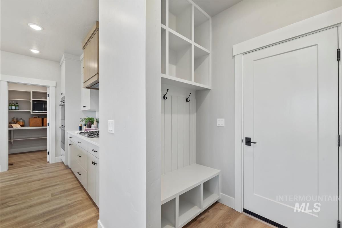 6672 W Los Flores Dr, Meridian, Idaho 83646, 3 Bedrooms, 2.5 Bathrooms, Residential For Sale, Price $569,900,MLS 98962229