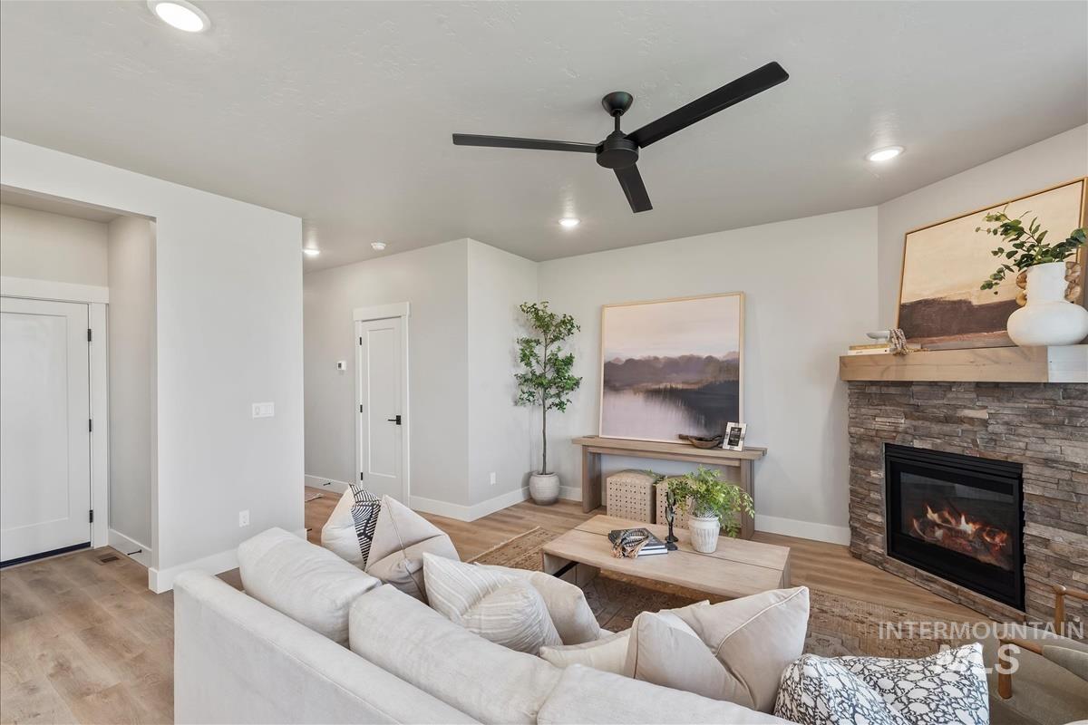 6672 W Los Flores Dr, Meridian, Idaho 83646, 3 Bedrooms, 2.5 Bathrooms, Residential For Sale, Price $569,900,MLS 98962229