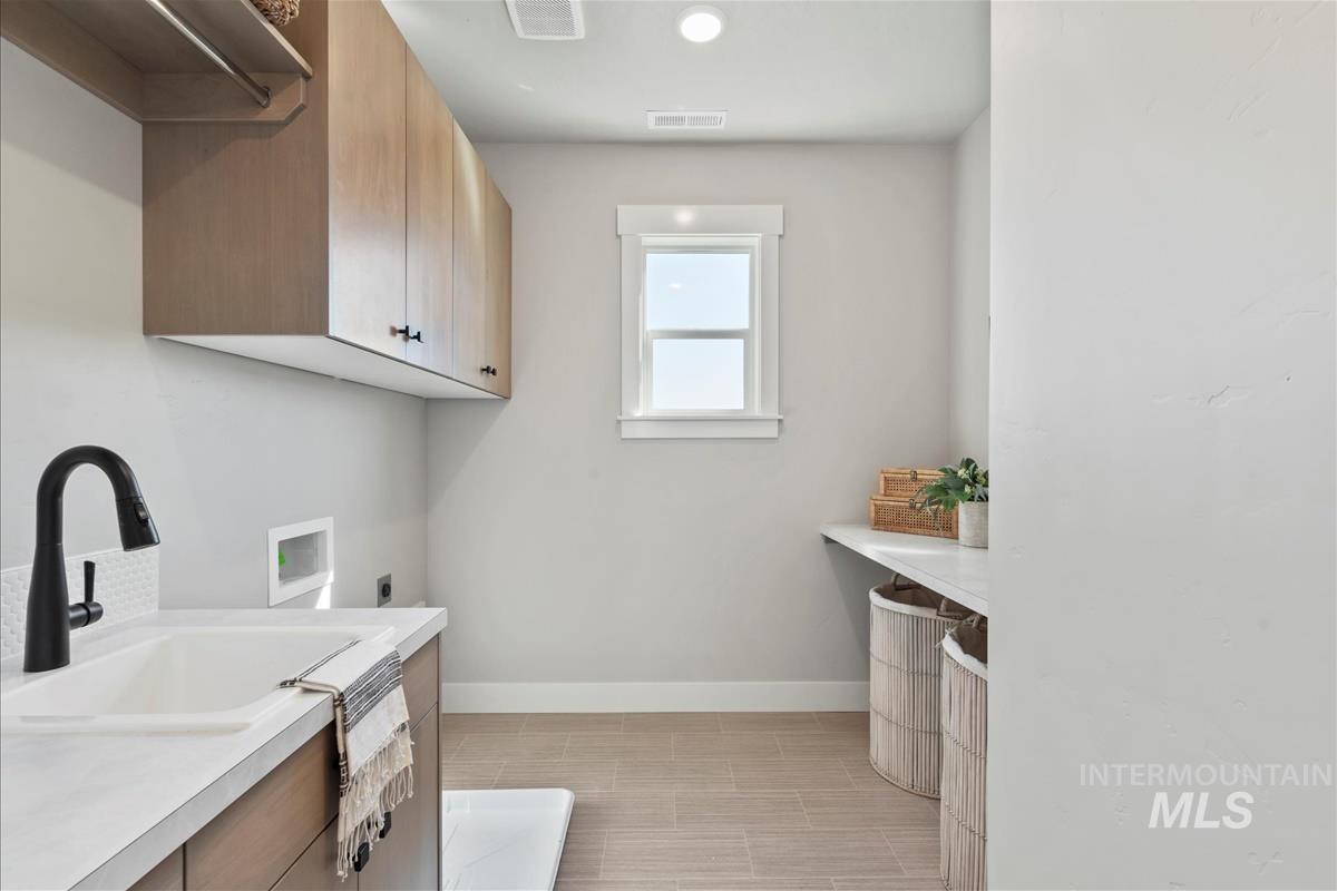 6672 W Los Flores Dr, Meridian, Idaho 83646, 3 Bedrooms, 2.5 Bathrooms, Residential For Sale, Price $569,900,MLS 98962229