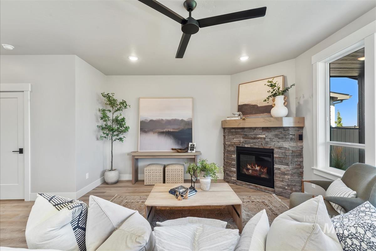 6672 W Los Flores Dr, Meridian, Idaho 83646, 3 Bedrooms, 2.5 Bathrooms, Residential For Sale, Price $569,900,MLS 98962229