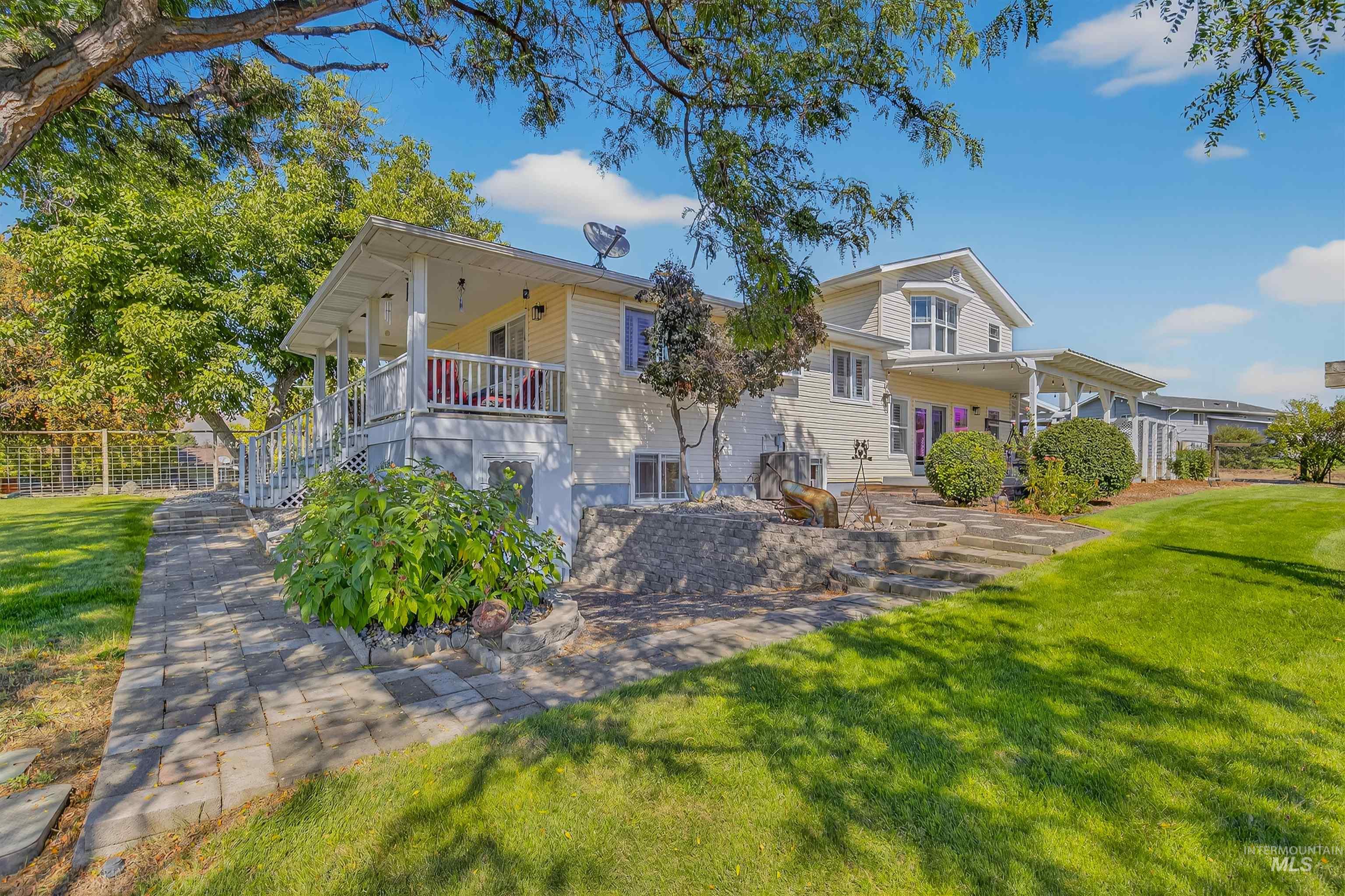 2335 Valleyview Ct., Clarkston, Washington 99403, 3 Bedrooms, 2.5 Bathrooms, Residential For Sale, Price $629,000,MLS 98962321