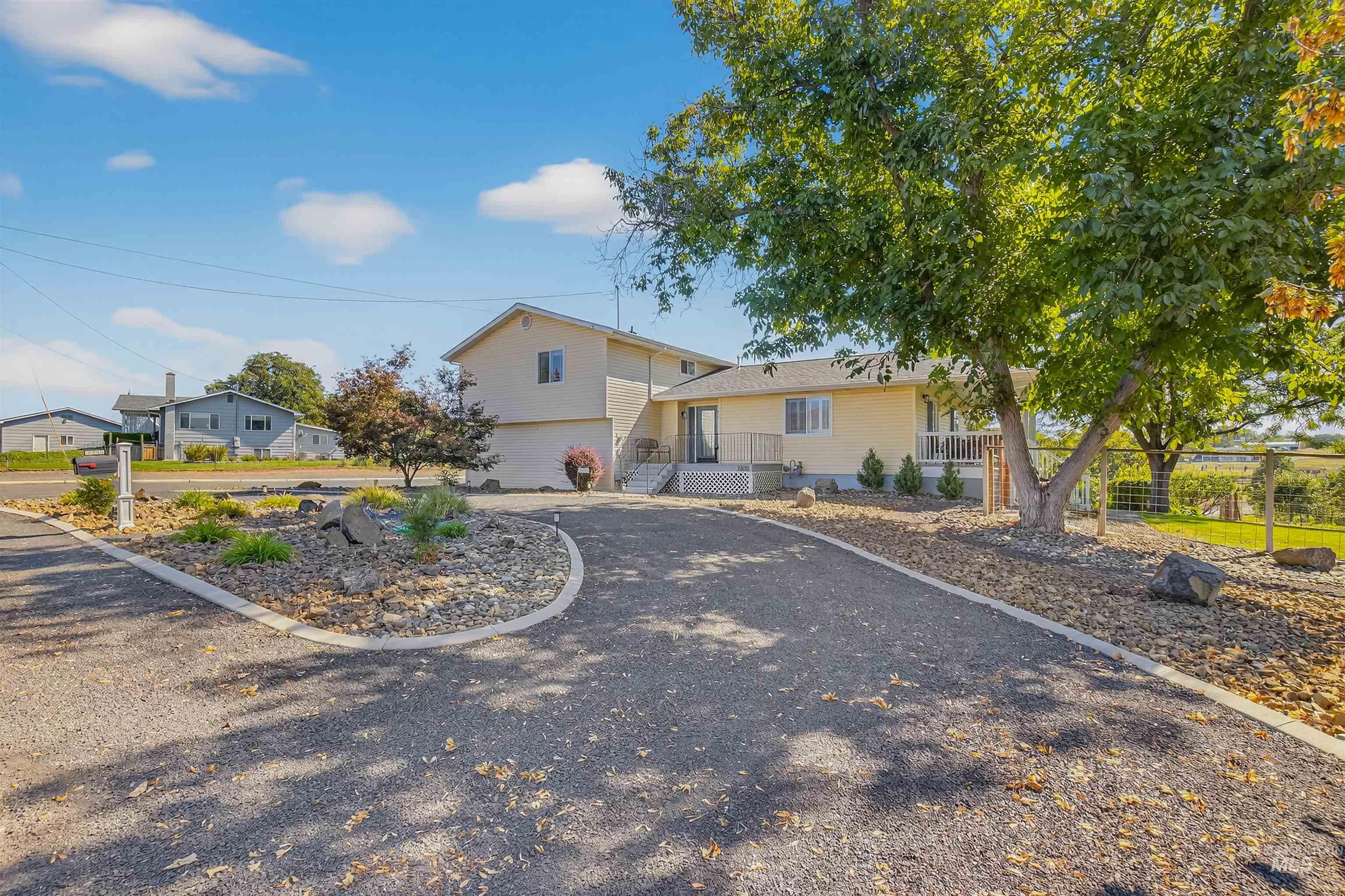 2335 Valleyview Ct., Clarkston, Washington 99403, 3 Bedrooms, 2.5 Bathrooms, Residential For Sale, Price $629,000,MLS 98962321