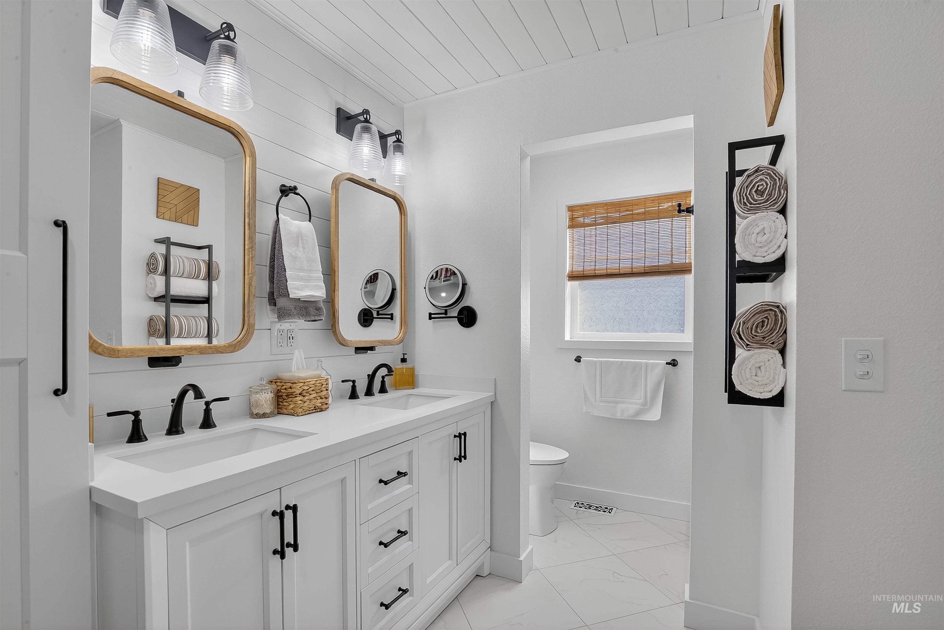 2335 Valleyview Ct., Clarkston, Washington 99403, 3 Bedrooms, 2.5 Bathrooms, Residential For Sale, Price $629,000,MLS 98962321