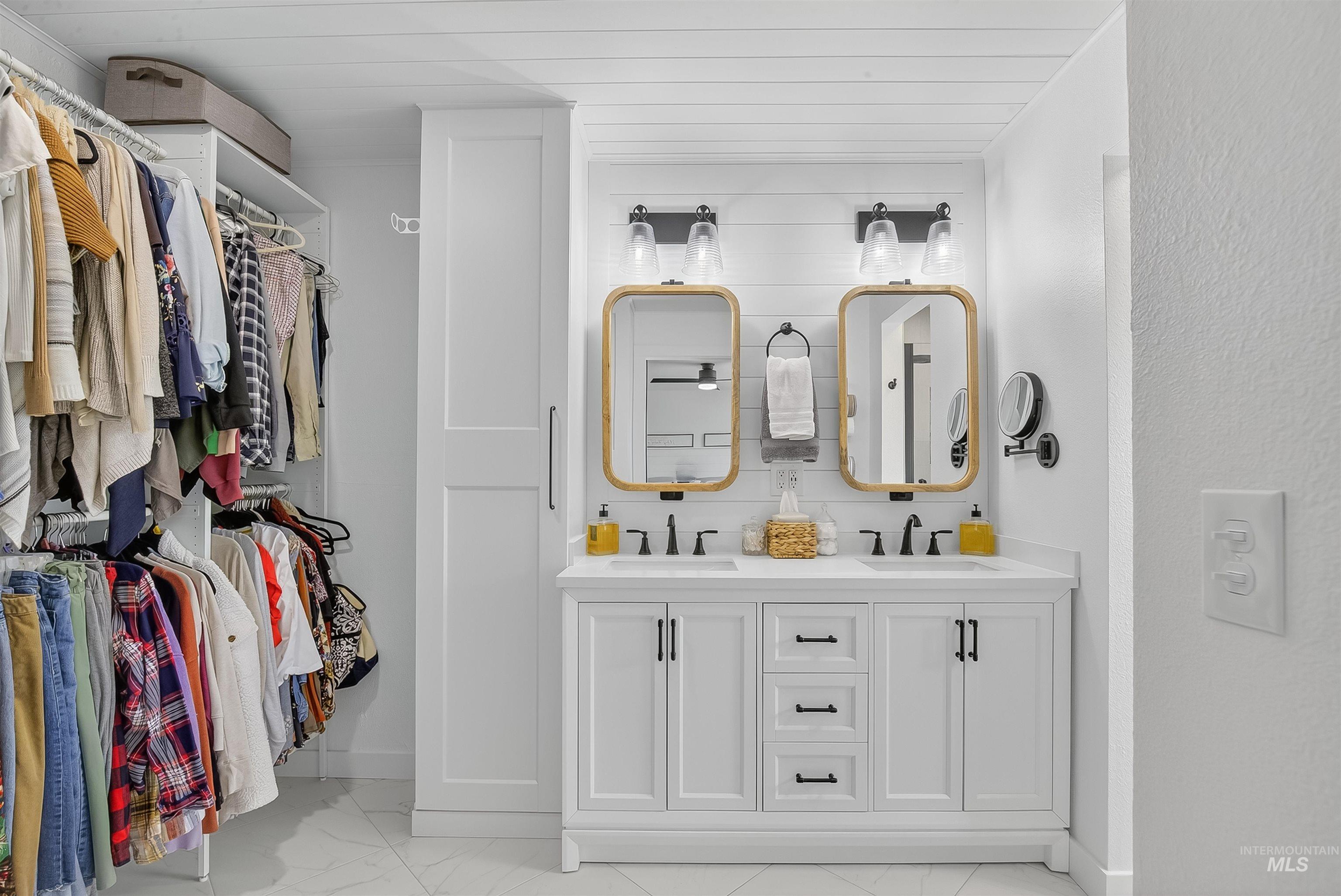 2335 Valleyview Ct., Clarkston, Washington 99403, 3 Bedrooms, 2.5 Bathrooms, Residential For Sale, Price $629,000,MLS 98962321