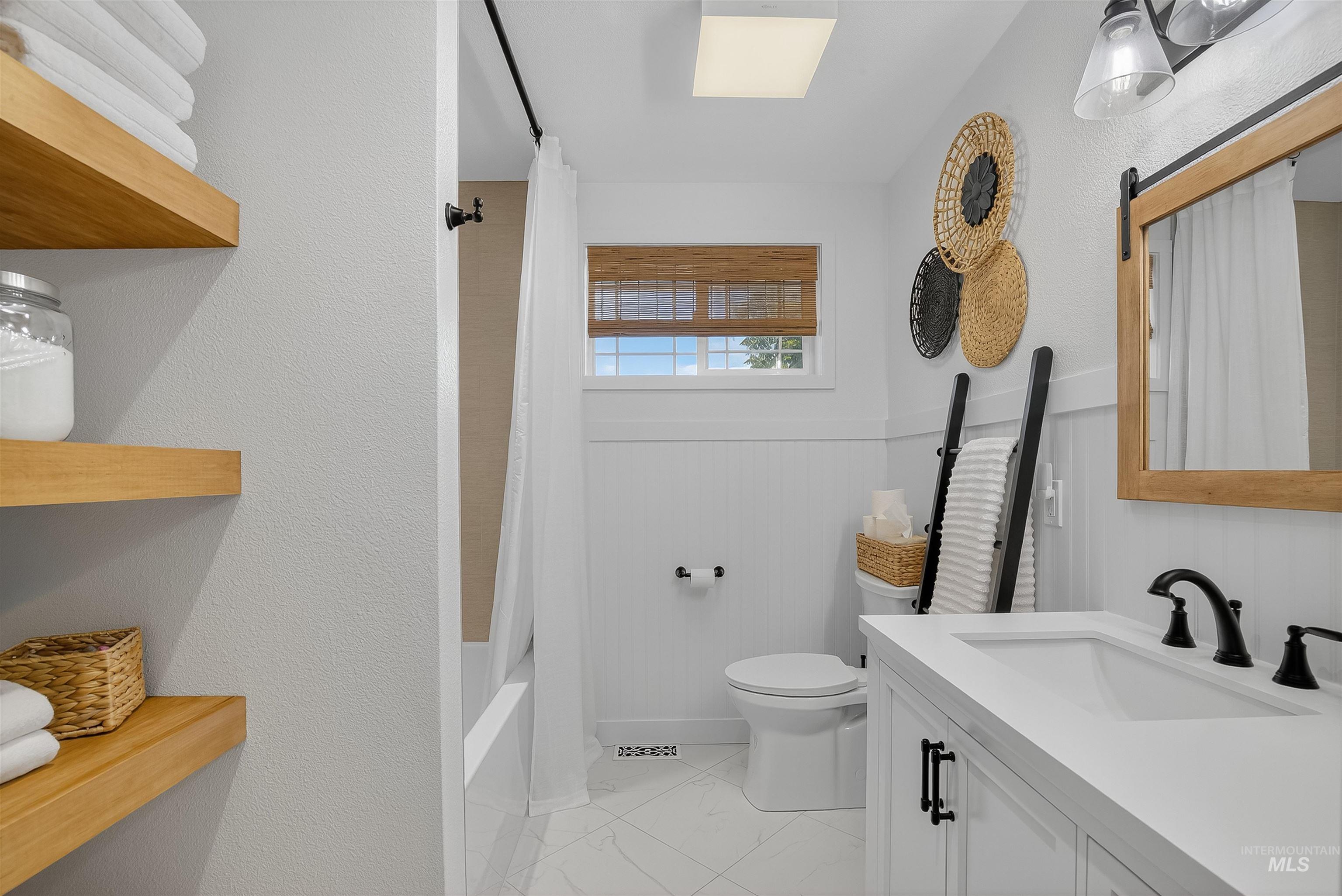 2335 Valleyview Ct., Clarkston, Washington 99403, 3 Bedrooms, 2.5 Bathrooms, Residential For Sale, Price $629,000,MLS 98962321