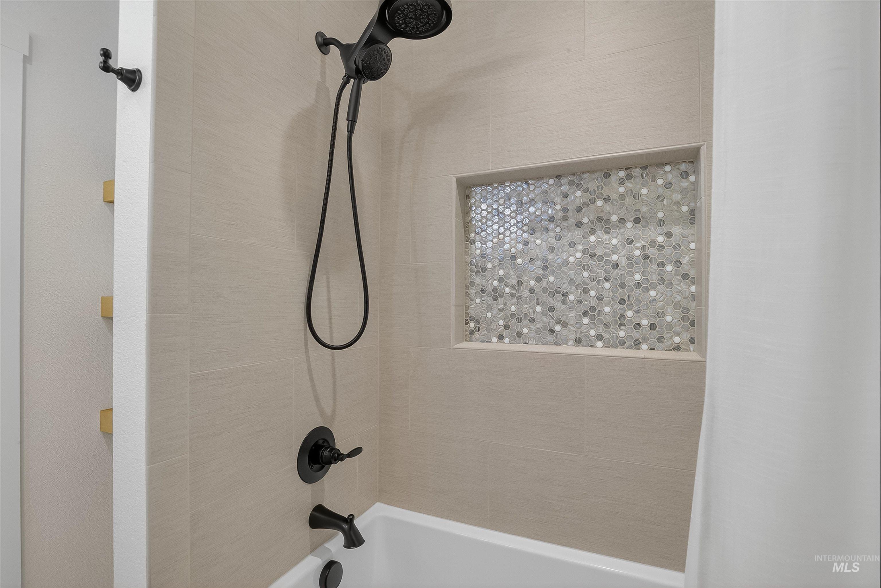 2335 Valleyview Ct., Clarkston, Washington 99403, 3 Bedrooms, 2.5 Bathrooms, Residential For Sale, Price $629,000,MLS 98962321