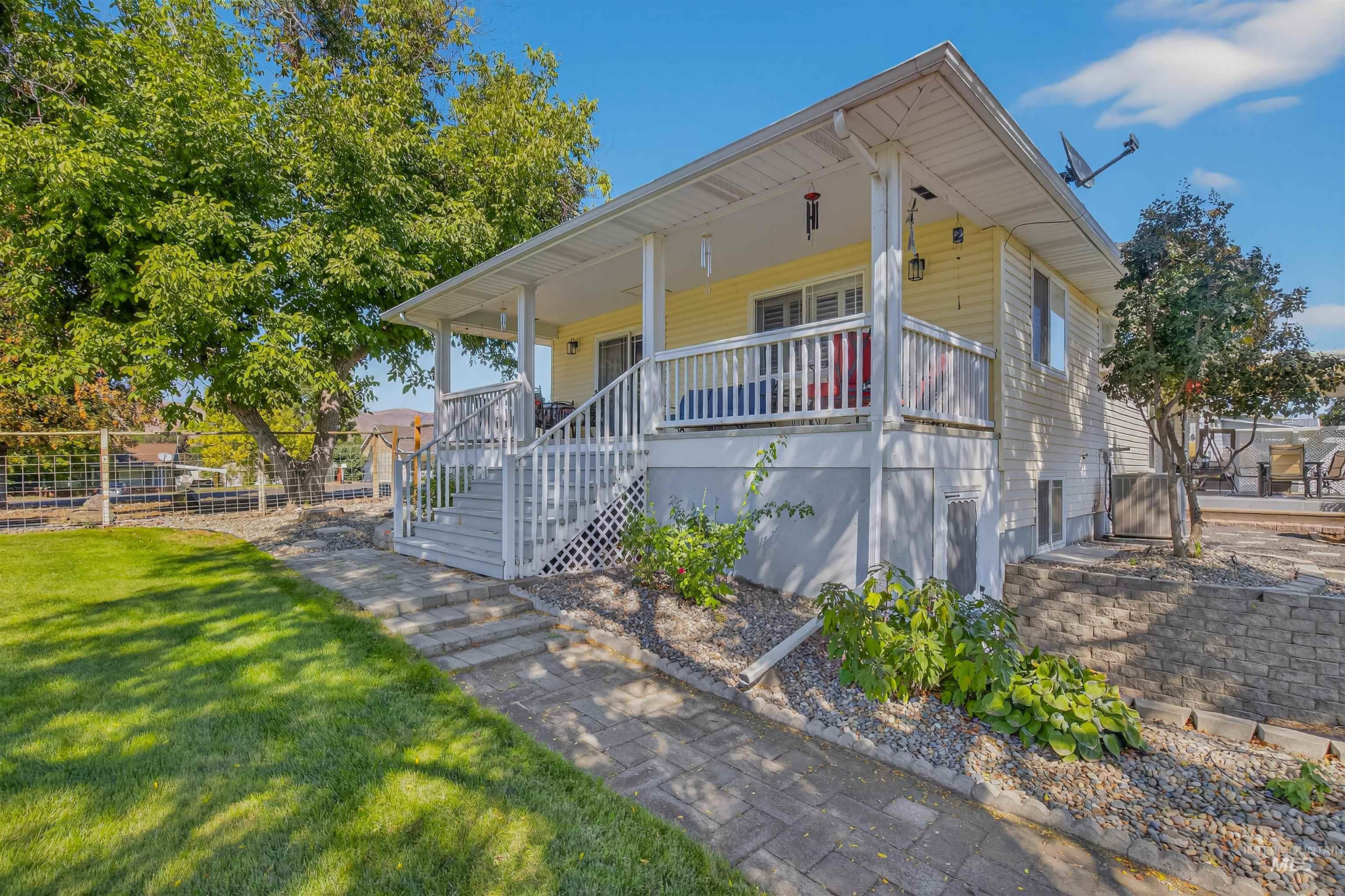 2335 Valleyview Ct., Clarkston, Washington 99403, 3 Bedrooms, 2.5 Bathrooms, Residential For Sale, Price $629,000,MLS 98962321