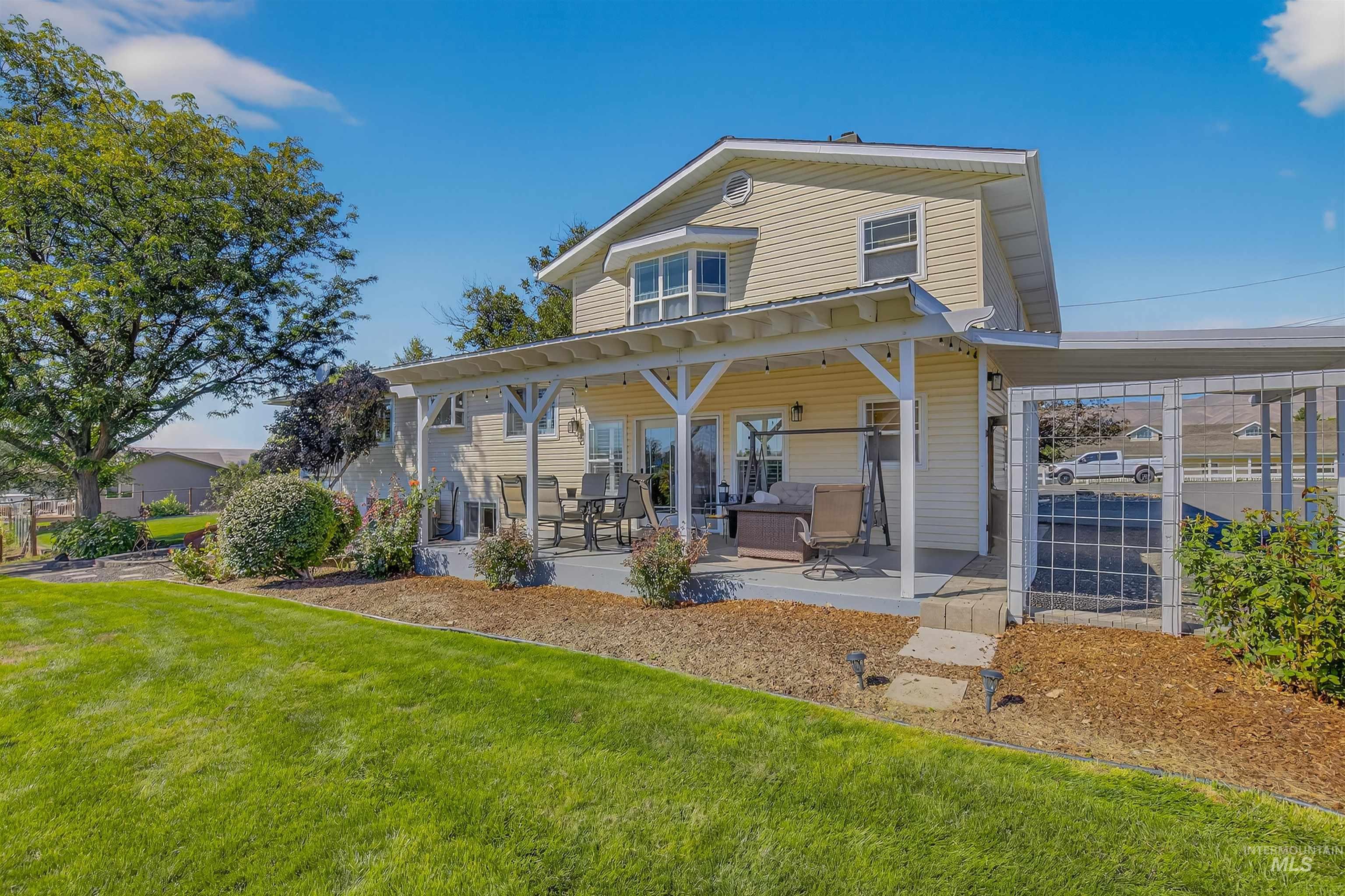 2335 Valleyview Ct., Clarkston, Washington 99403, 3 Bedrooms, 2.5 Bathrooms, Residential For Sale, Price $629,000,MLS 98962321