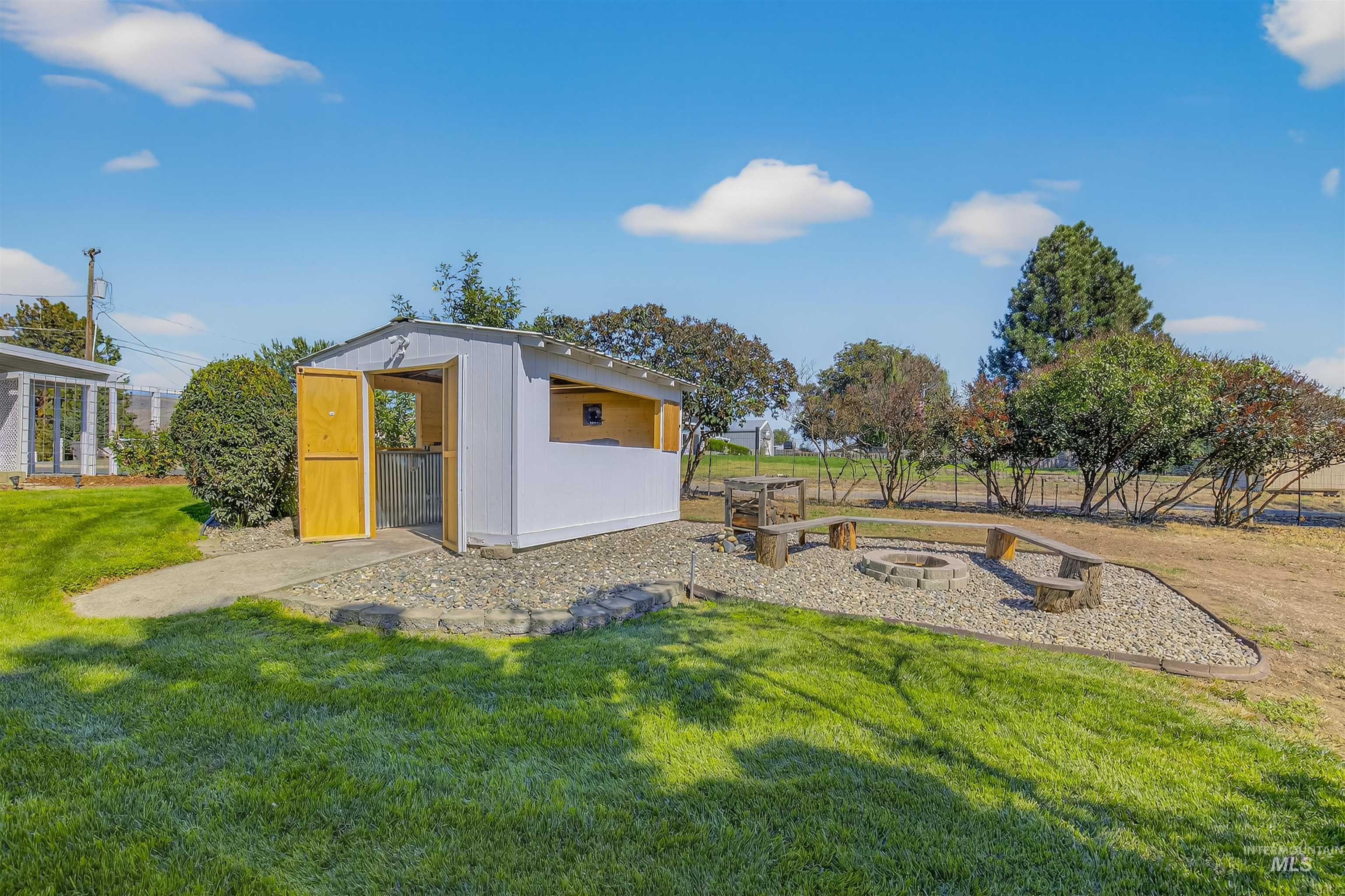 2335 Valleyview Ct., Clarkston, Washington 99403, 3 Bedrooms, 2.5 Bathrooms, Residential For Sale, Price $629,000,MLS 98962321