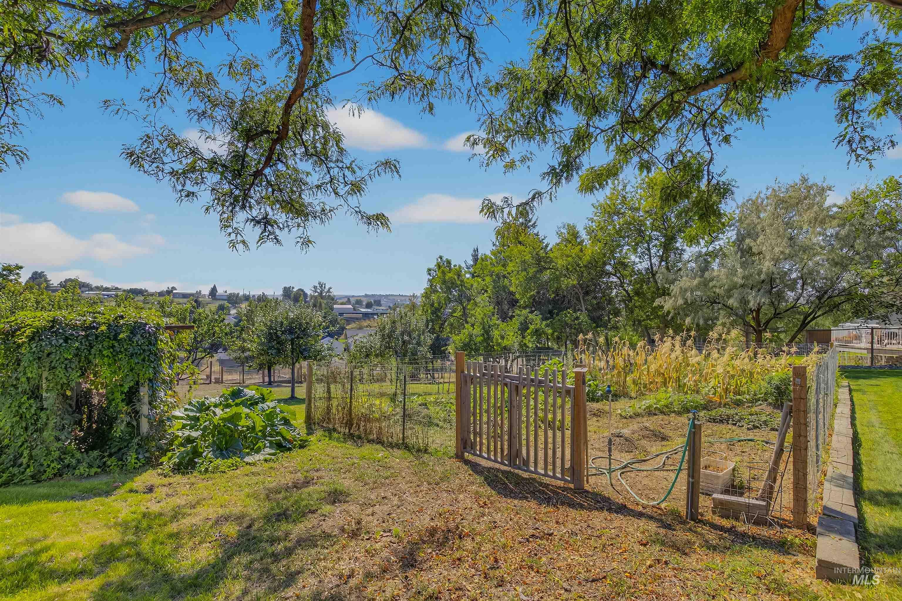 2335 Valleyview Ct., Clarkston, Washington 99403, 3 Bedrooms, 2.5 Bathrooms, Residential For Sale, Price $629,000,MLS 98962321