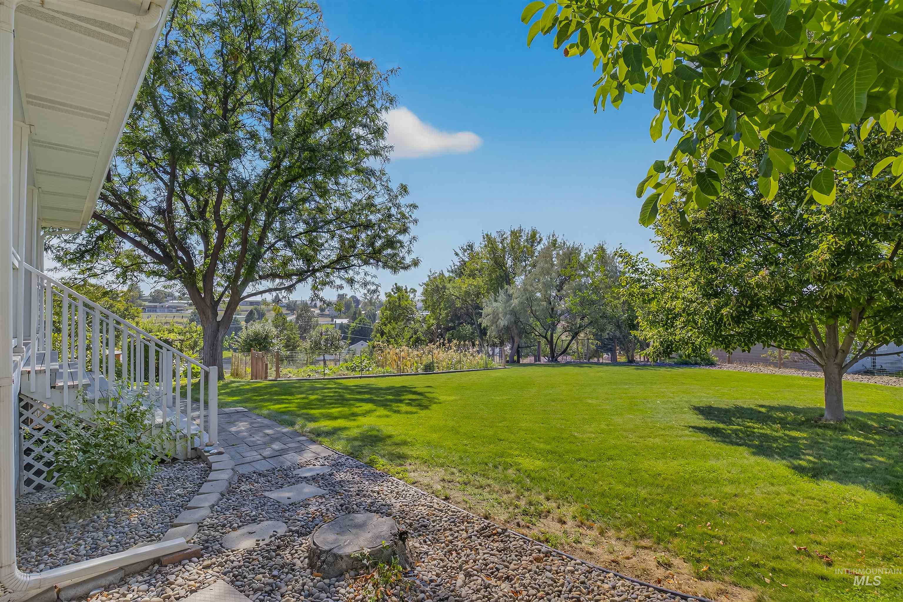 2335 Valleyview Ct., Clarkston, Washington 99403, 3 Bedrooms, 2.5 Bathrooms, Residential For Sale, Price $629,000,MLS 98962321