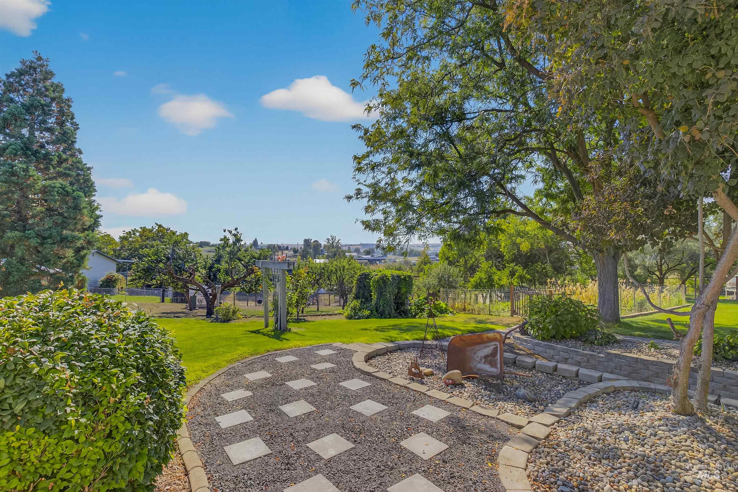 2335 Valleyview Ct., Clarkston, Washington 99403, 3 Bedrooms, 2.5 Bathrooms, Residential For Sale, Price $629,000,MLS 98962321