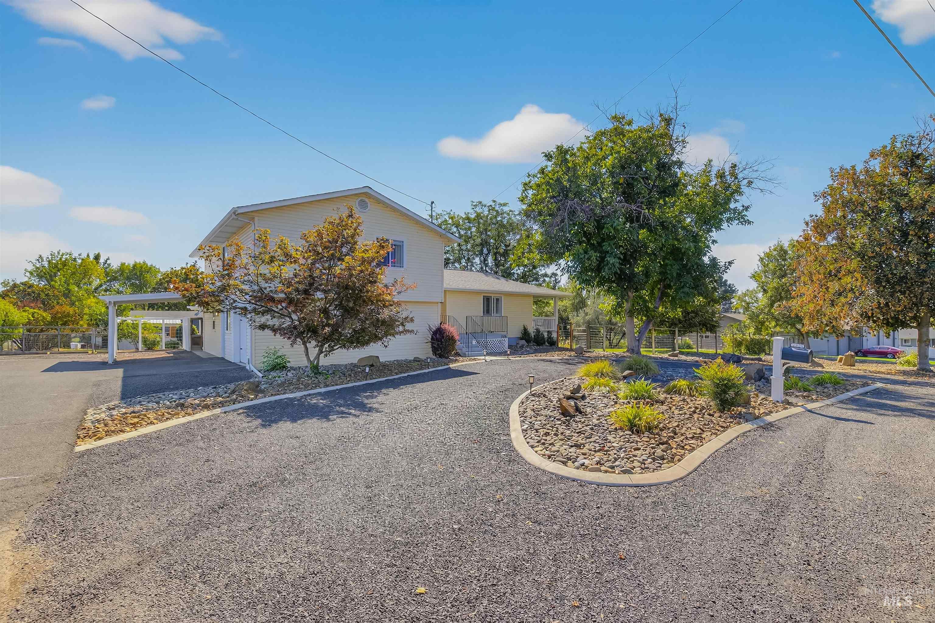 2335 Valleyview Ct., Clarkston, Washington 99403, 3 Bedrooms, 2.5 Bathrooms, Residential For Sale, Price $629,000,MLS 98962321