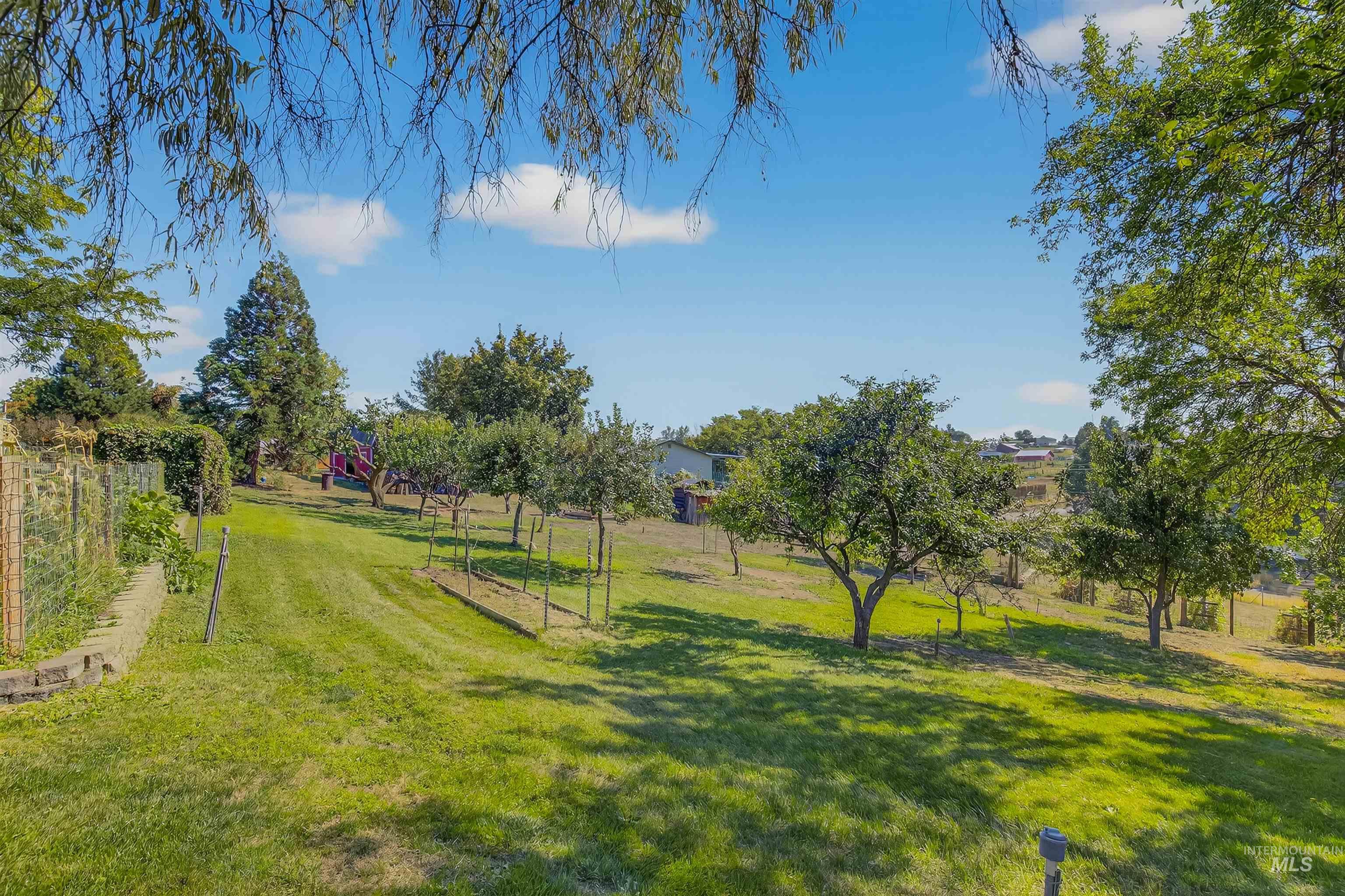 2335 Valleyview Ct., Clarkston, Washington 99403, 3 Bedrooms, 2.5 Bathrooms, Residential For Sale, Price $629,000,MLS 98962321