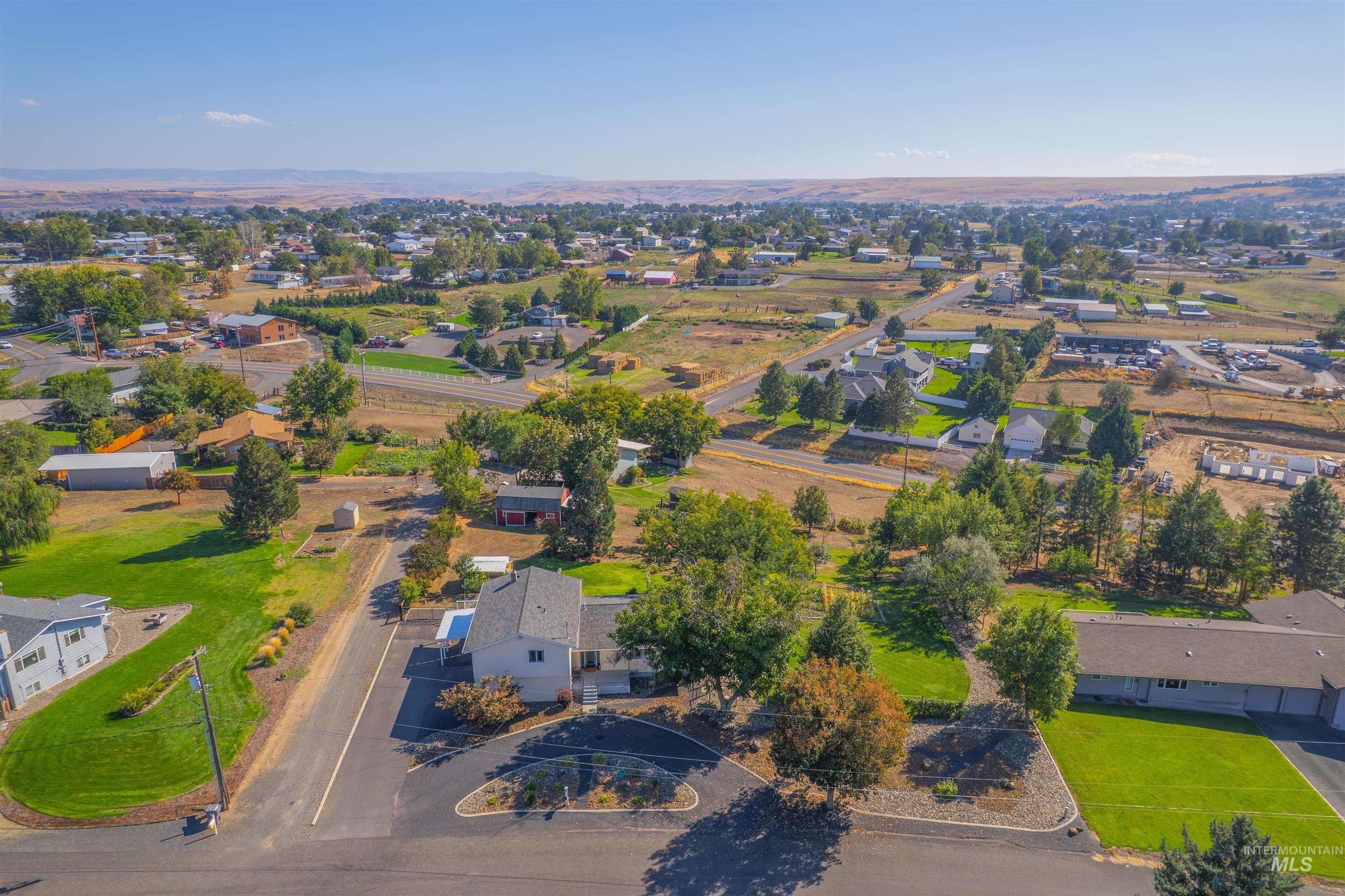 2335 Valleyview Ct., Clarkston, Washington 99403, 3 Bedrooms, 2.5 Bathrooms, Residential For Sale, Price $629,000,MLS 98962321