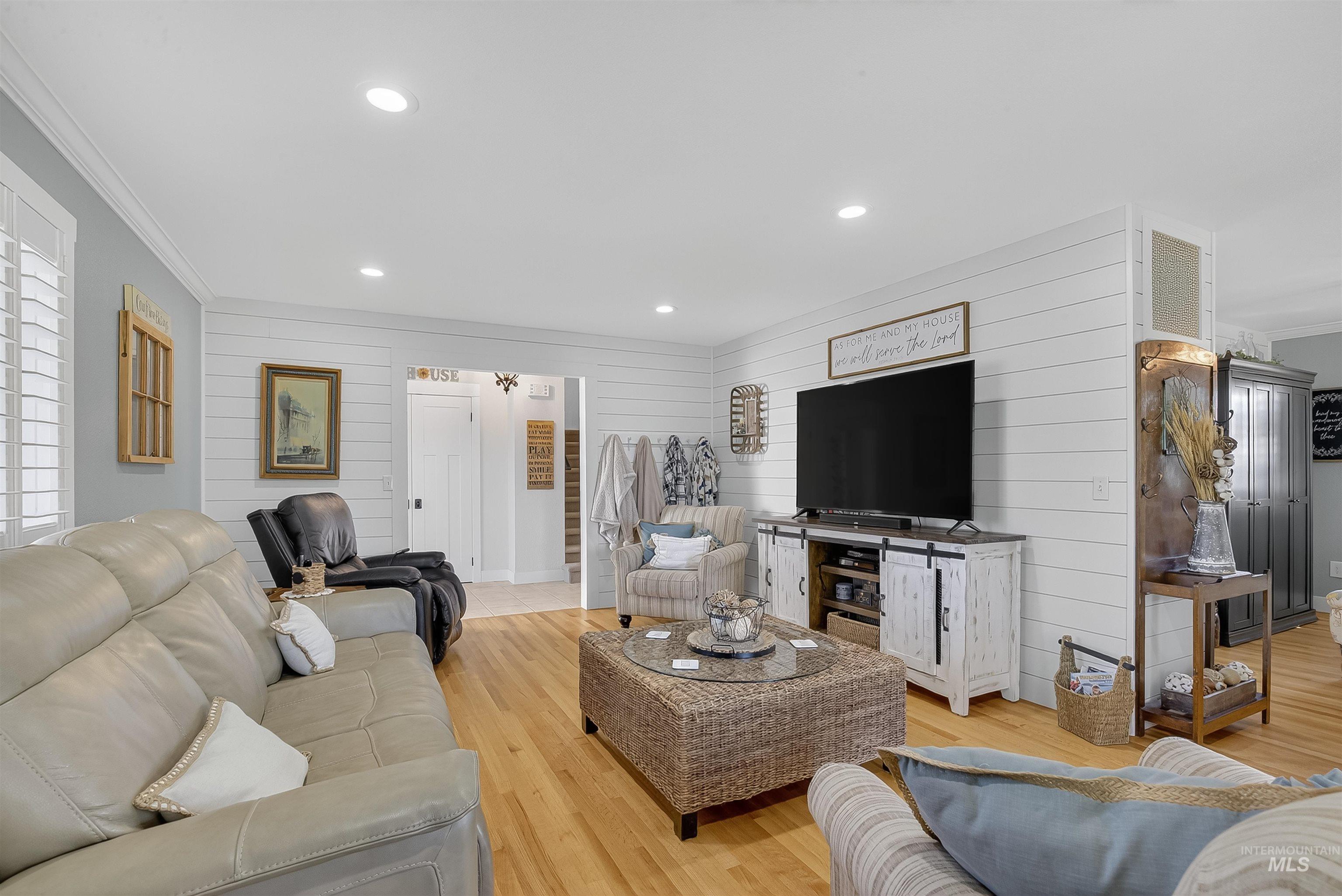 2335 Valleyview Ct., Clarkston, Washington 99403, 3 Bedrooms, 2.5 Bathrooms, Residential For Sale, Price $629,000,MLS 98962321