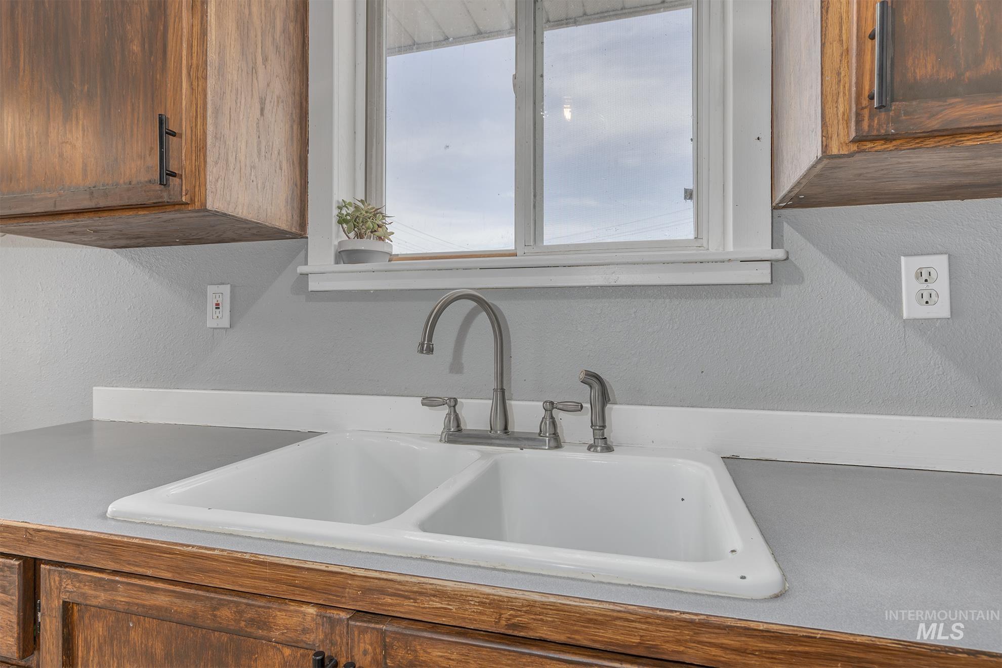 1534 NE 10th Ave., Payette, Idaho 83661, 2 Bedrooms, 7 Rooms, Business/Commercial For Sale, Price $359,000, 98962394