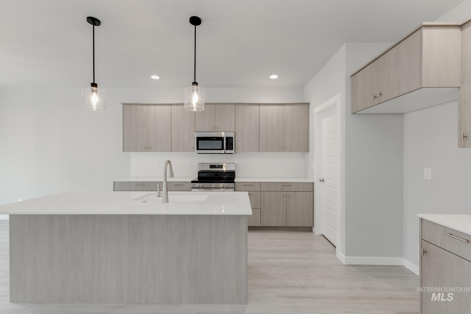 898 N Mirror Creek Way, Meridian, Idaho 83642, 4 Bedrooms, 2.5 Bathrooms, Residential For Sale, Price $474,990,MLS 98962402