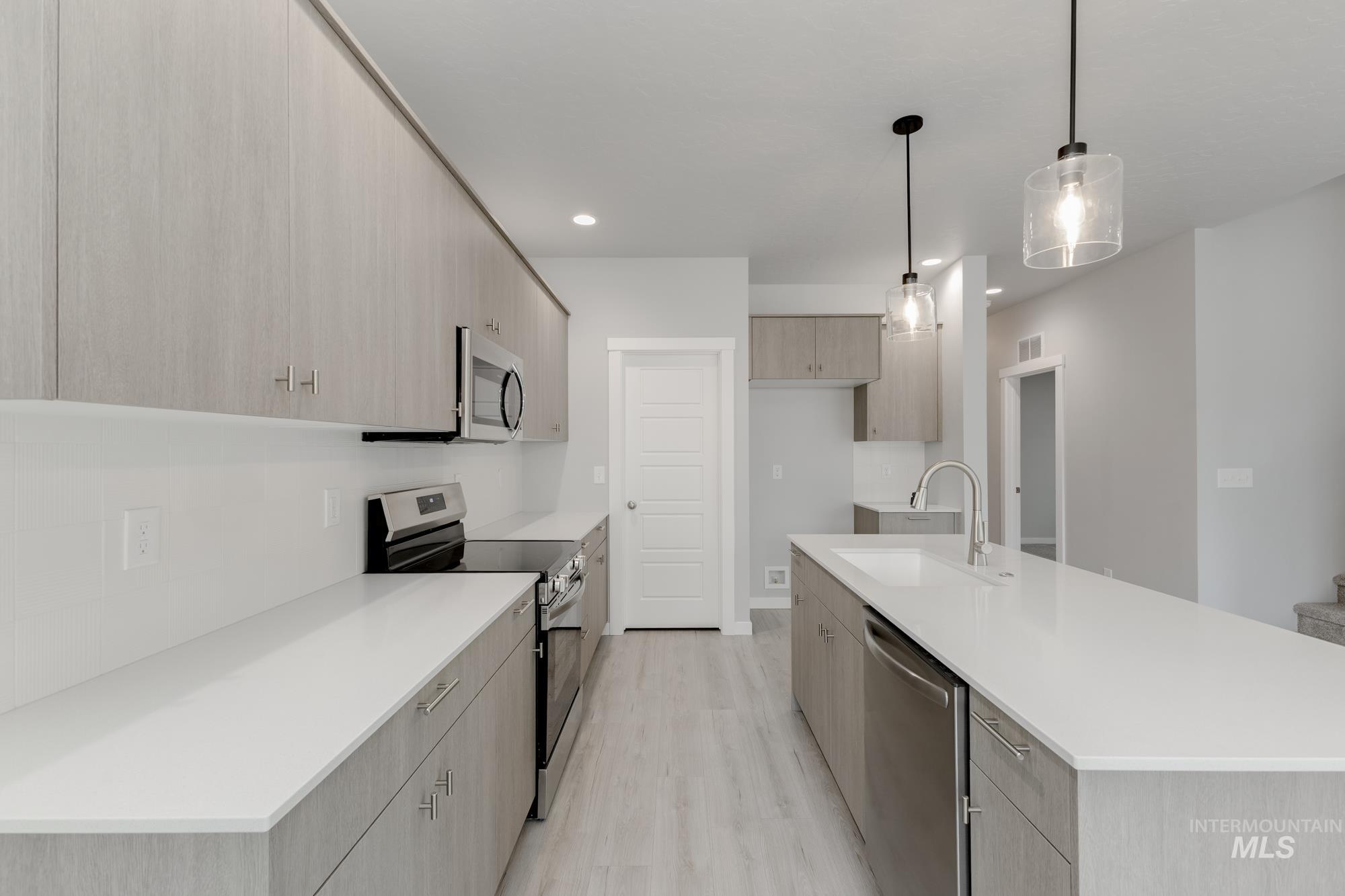 898 N Mirror Creek Way, Meridian, Idaho 83642, 4 Bedrooms, 2.5 Bathrooms, Residential For Sale, Price $474,990,MLS 98962402