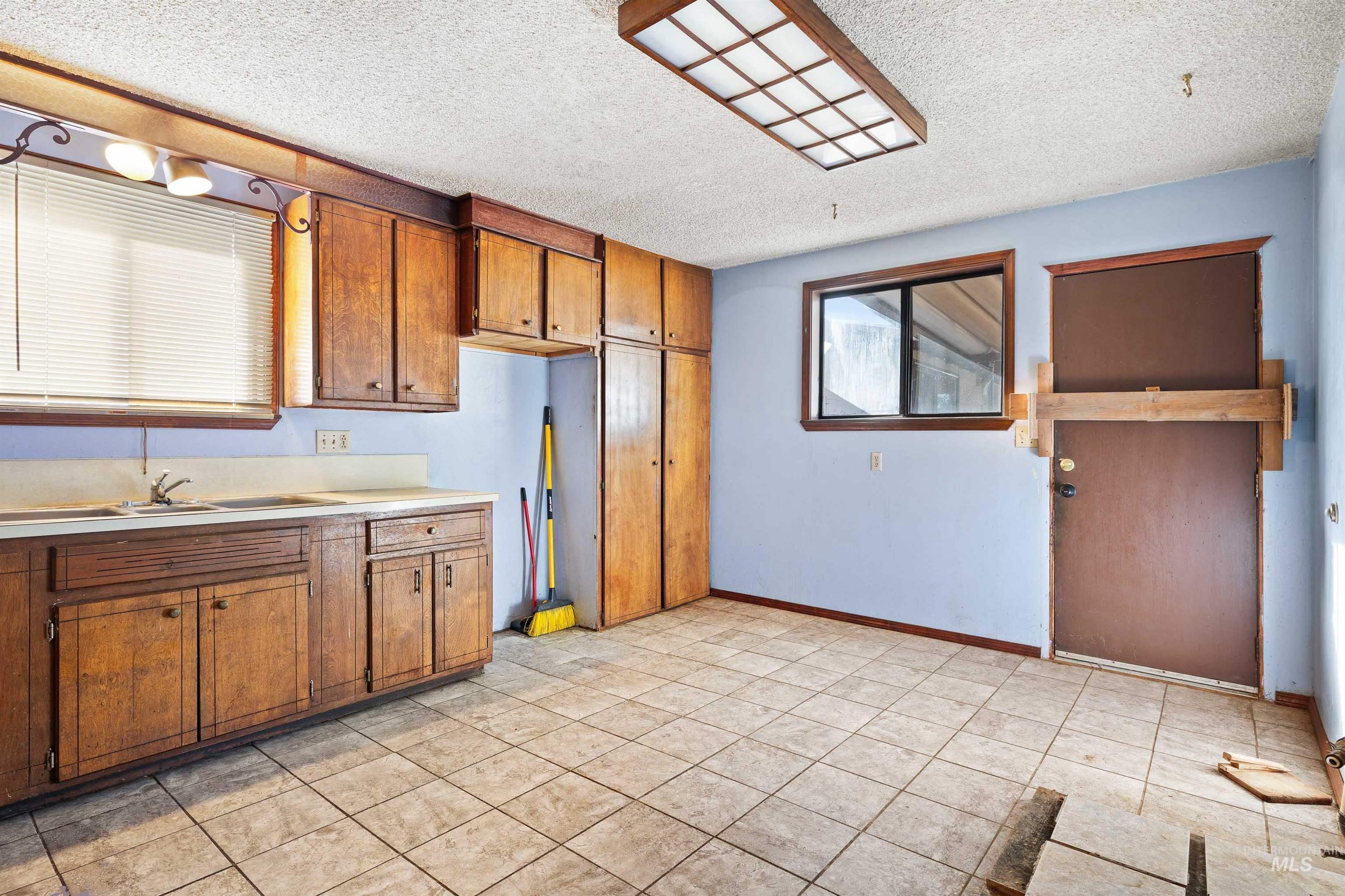 929 Sprague Avenue, Buhl, Idaho 83316, 3 Bedrooms, 2 Bathrooms, Residential For Sale, Price $199,900,MLS 98962438