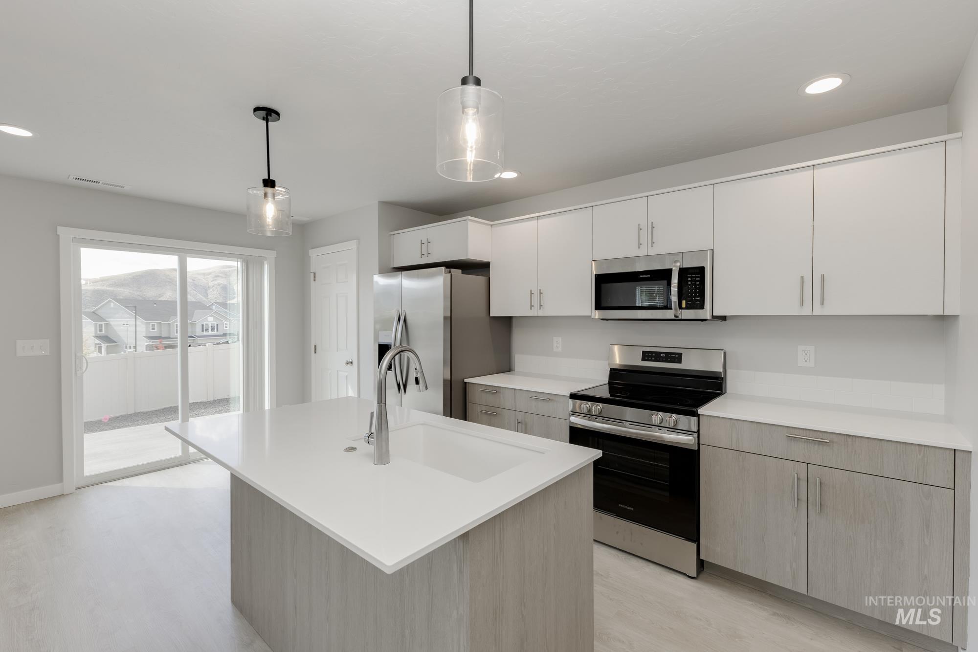 115 Caribou St, Horseshoe Bend, Idaho 83629, 3 Bedrooms, 2.5 Bathrooms, Residential For Sale, Price $319,990,MLS 98962442