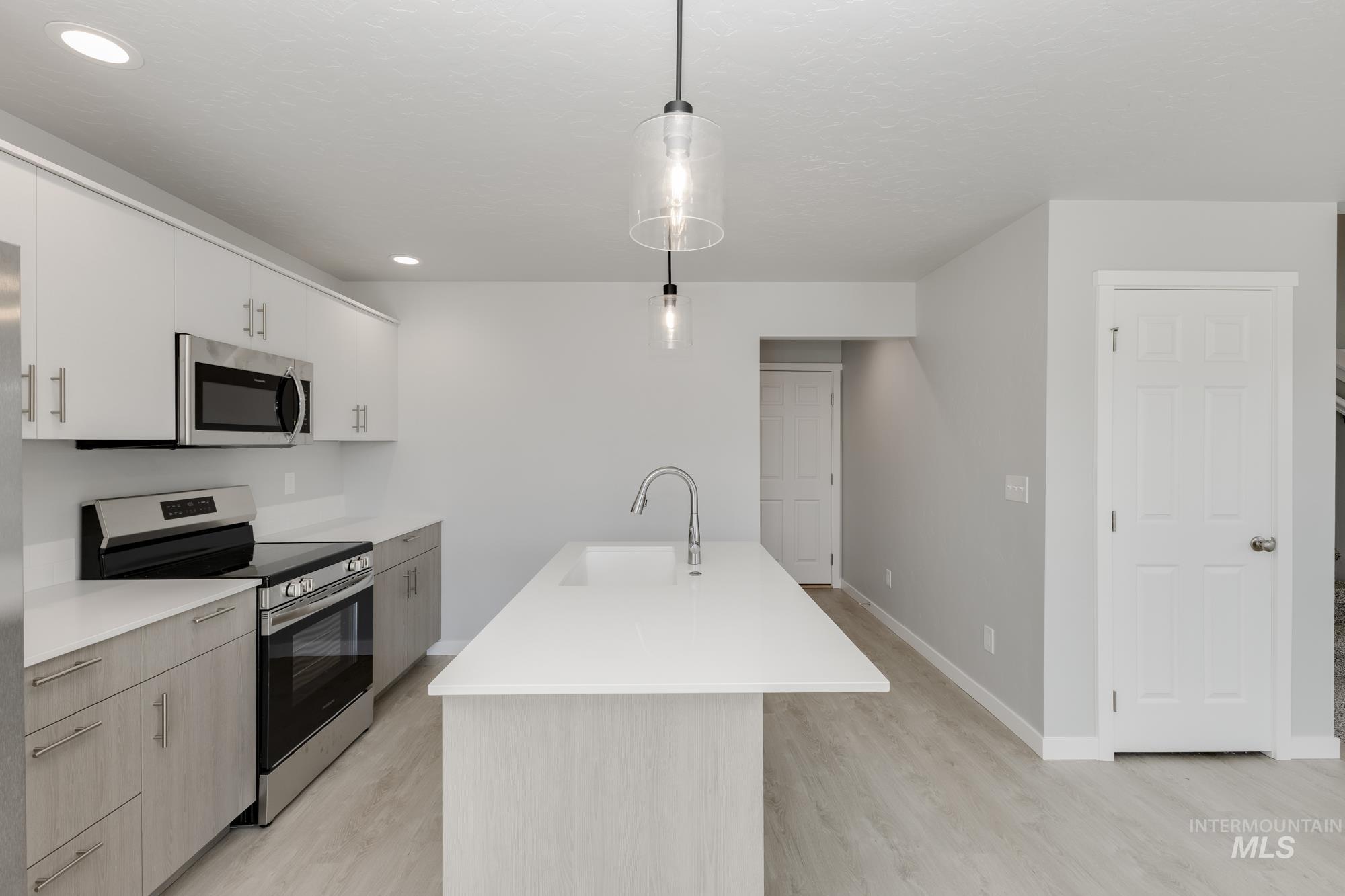 115 Caribou St, Horseshoe Bend, Idaho 83629, 3 Bedrooms, 2.5 Bathrooms, Residential For Sale, Price $319,990,MLS 98962442