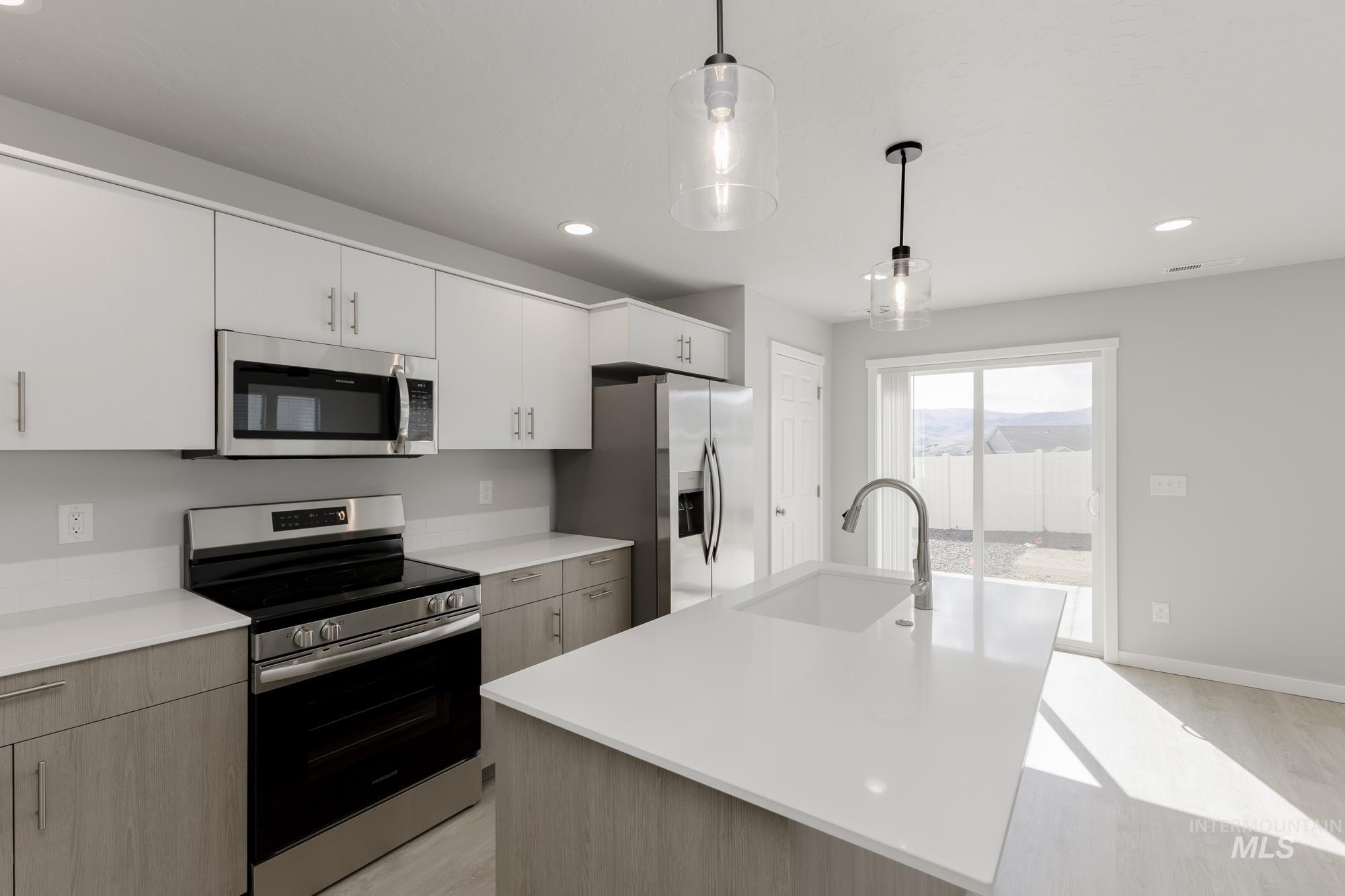 121 Caribou St, Horseshoe Bend, Idaho 83629, 3 Bedrooms, 2.5 Bathrooms, Residential For Sale, Price $324,990,MLS 98962445