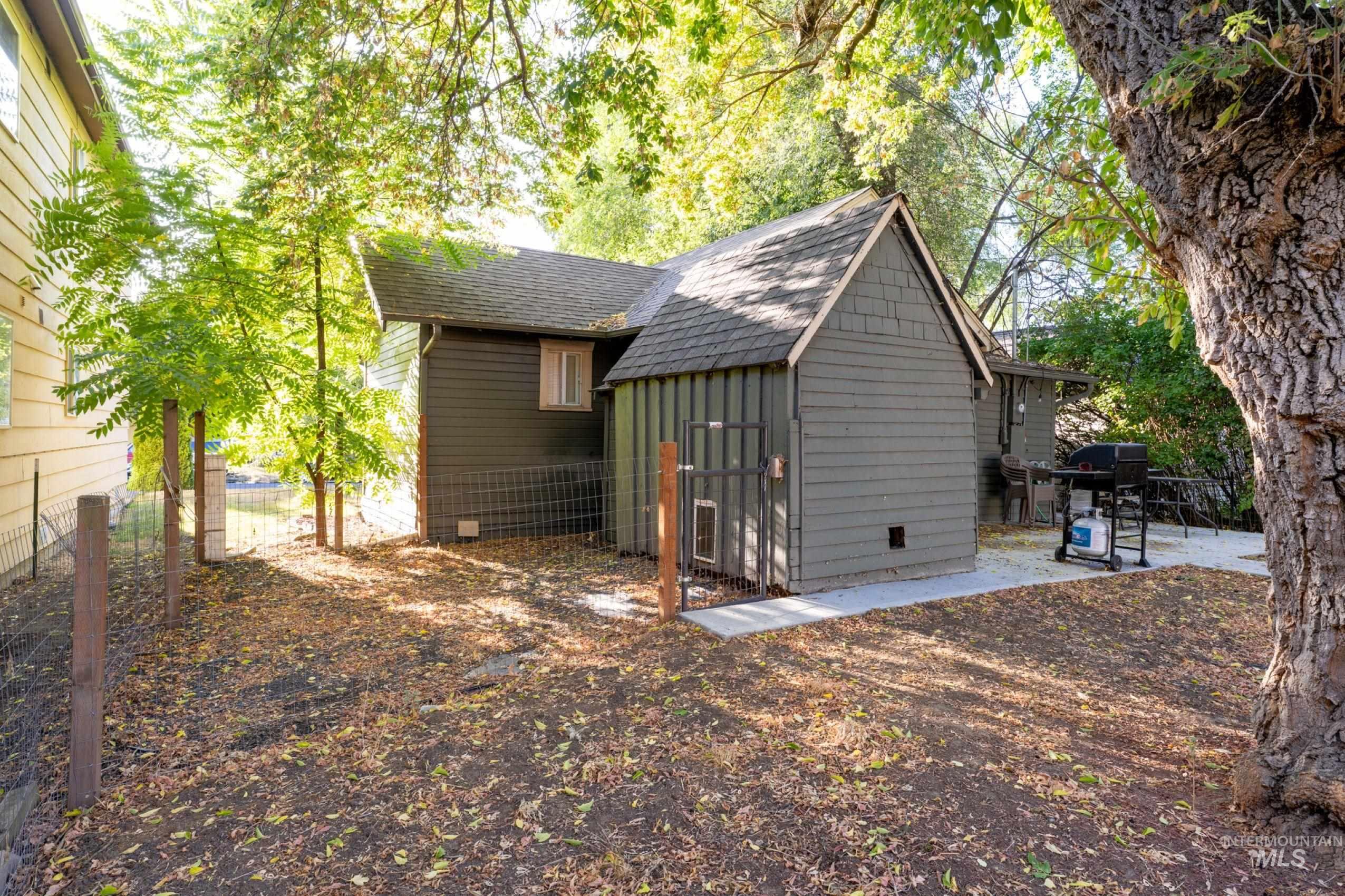 112 S Asbury, Moscow, Idaho 83843, 2 Bedrooms, 1 Bathroom, Residential For Sale, Price $325,000,MLS 98962505