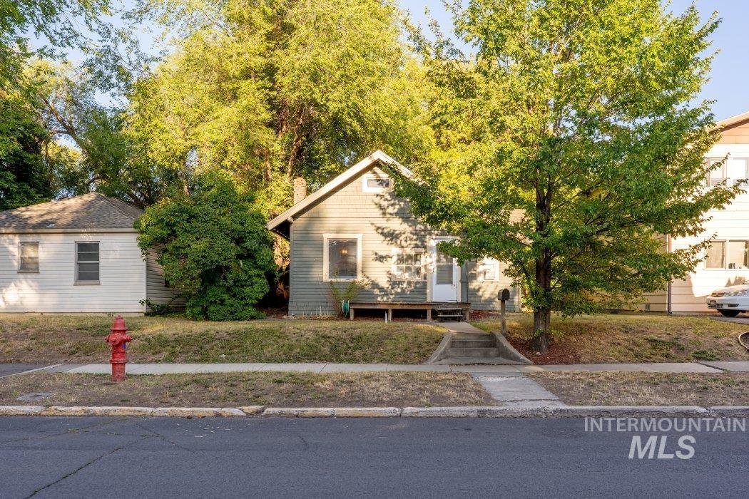 112 S Asbury, Moscow, Idaho 83843, 2 Bedrooms, 1 Bathroom, Residential For Sale, Price $325,000,MLS 98962505